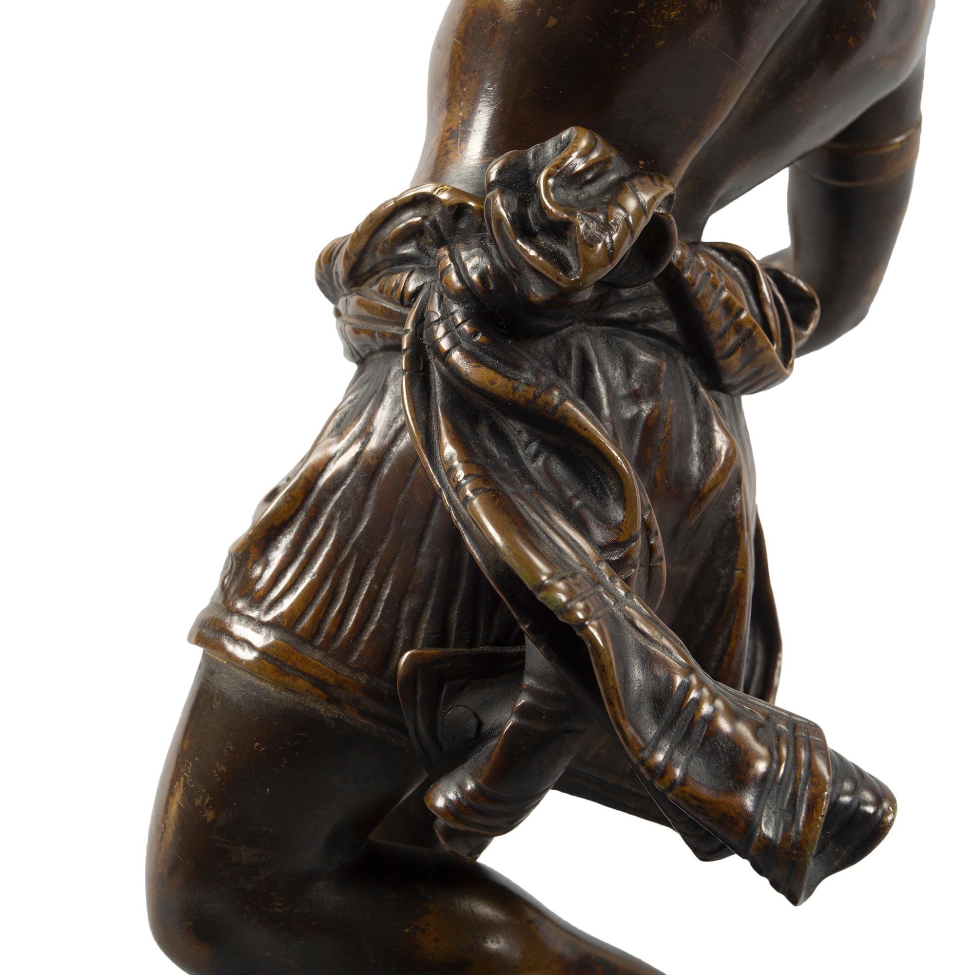 Patiné Paire de statues françaises en bronze patiné de style néoclassique du XIXe siècle en vente