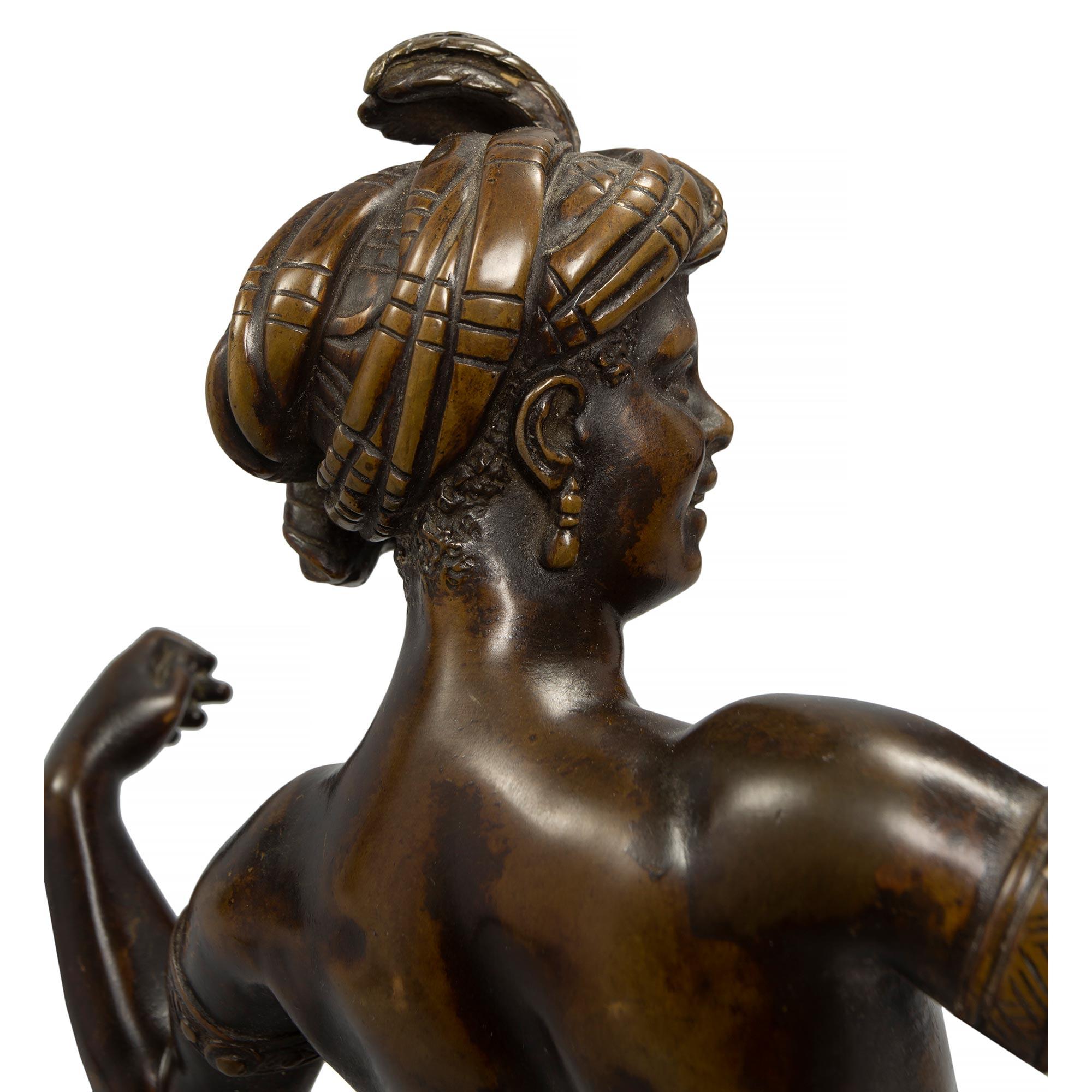 Paire de statues françaises en bronze patiné de style néoclassique du XIXe siècle Bon état - En vente à West Palm Beach, FL