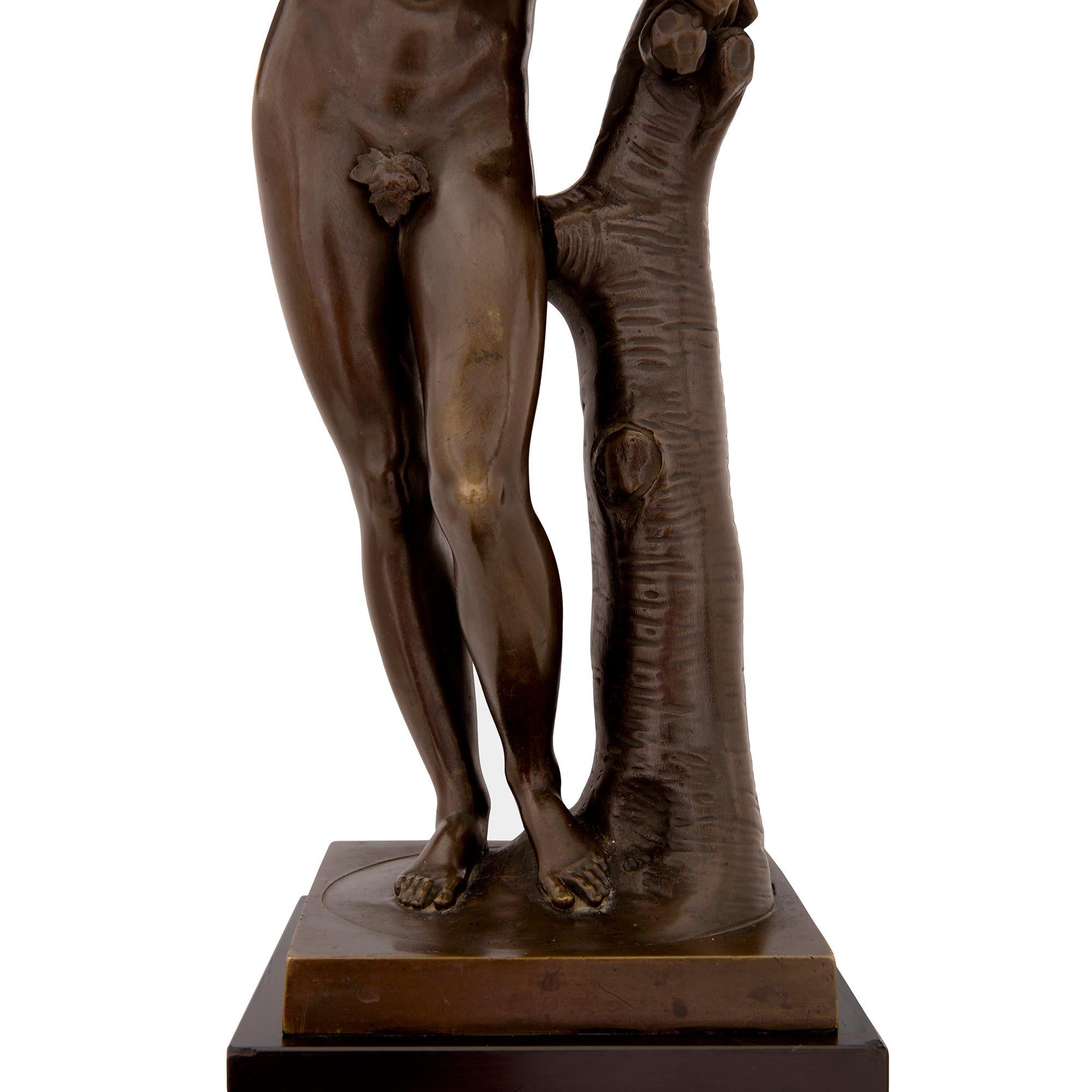 Paar französische Statues aus patinierter Bronze im neoklassischen Stil des 19. Jahrhunderts im Angebot 1