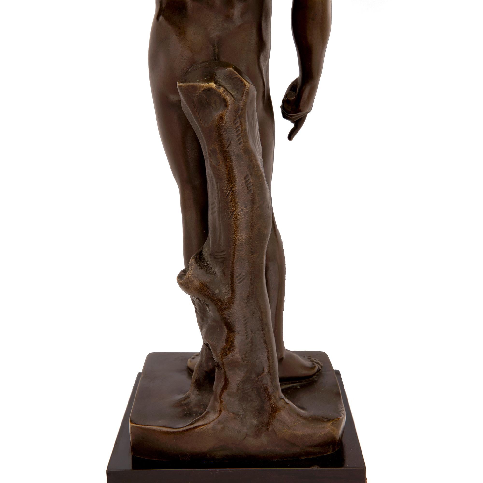 Paar französische Statues aus patinierter Bronze im neoklassischen Stil des 19. Jahrhunderts im Angebot 2