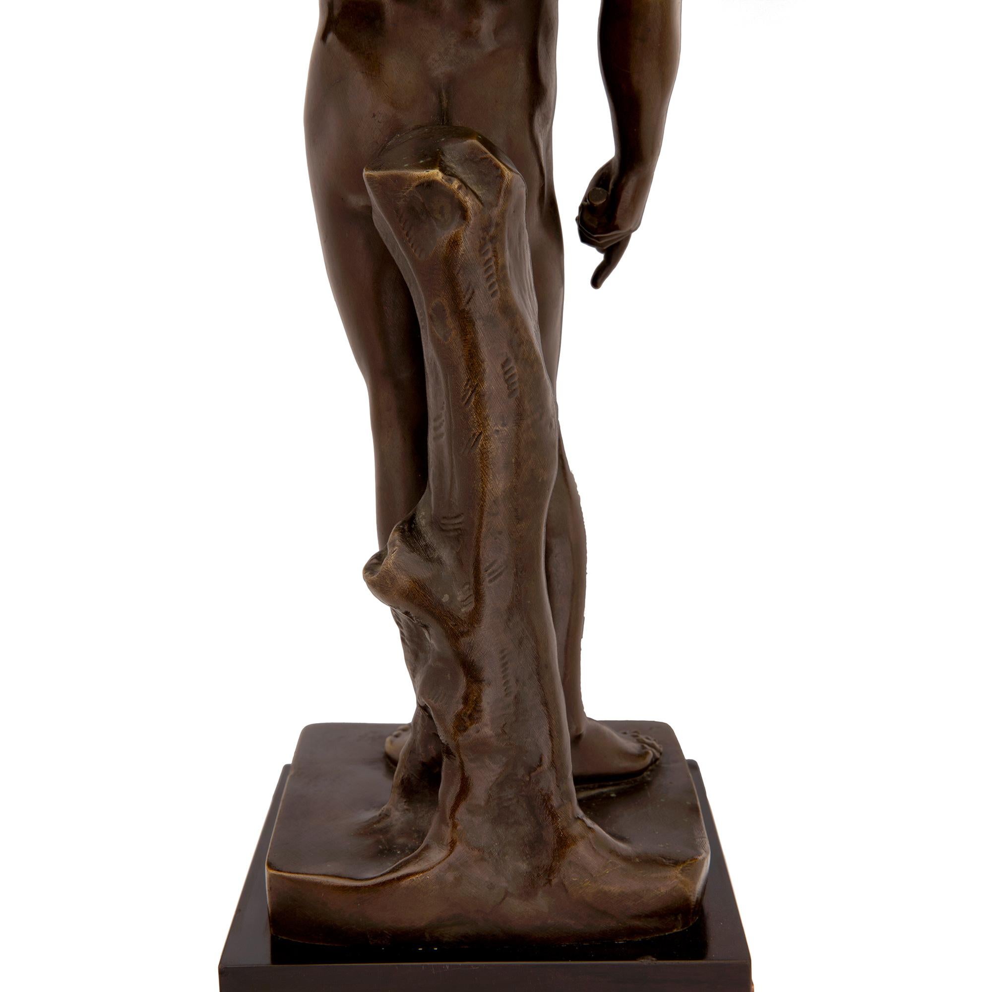 Coppia di statue in bronzo patinato in stile neoclassico francese del XIX secolo in vendita 1