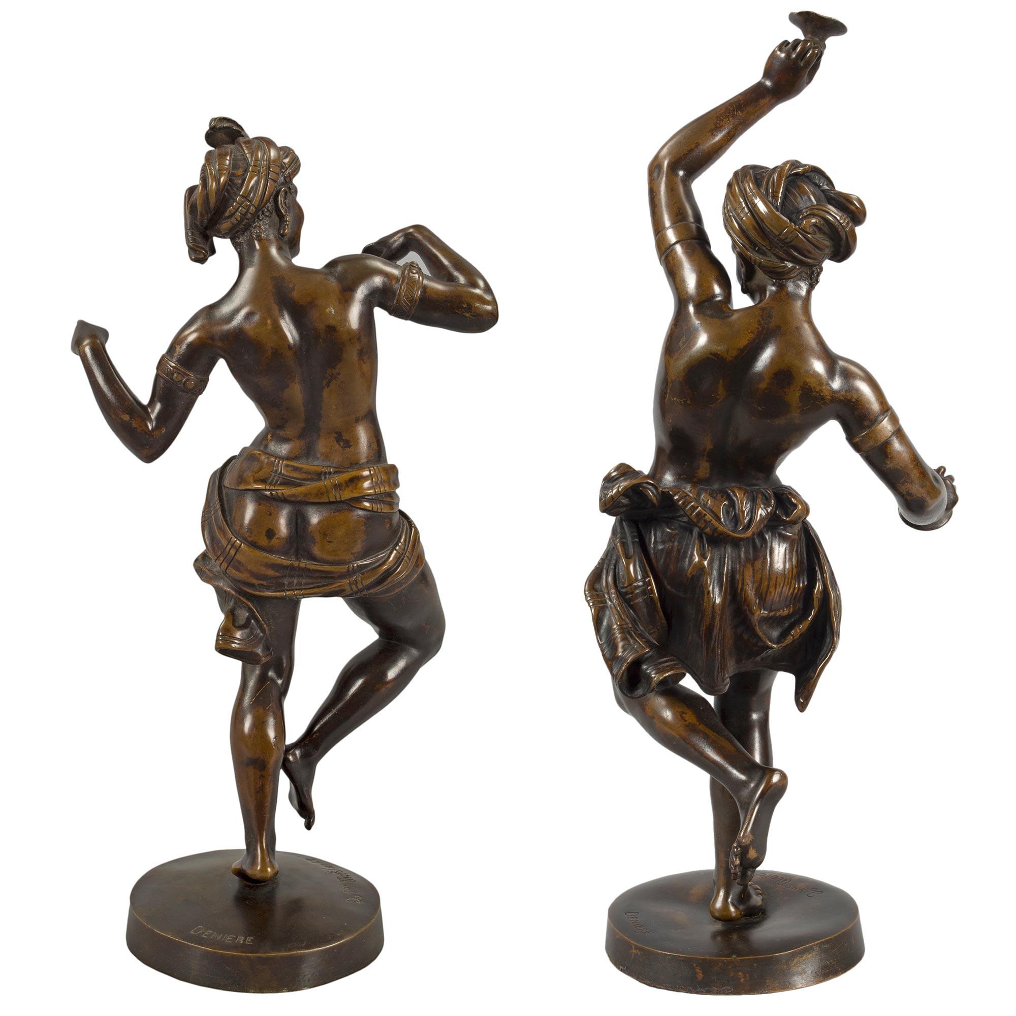 Paar französische Statues aus patinierter Bronze im neoklassischen Stil des 19. Jahrhunderts im Angebot 3