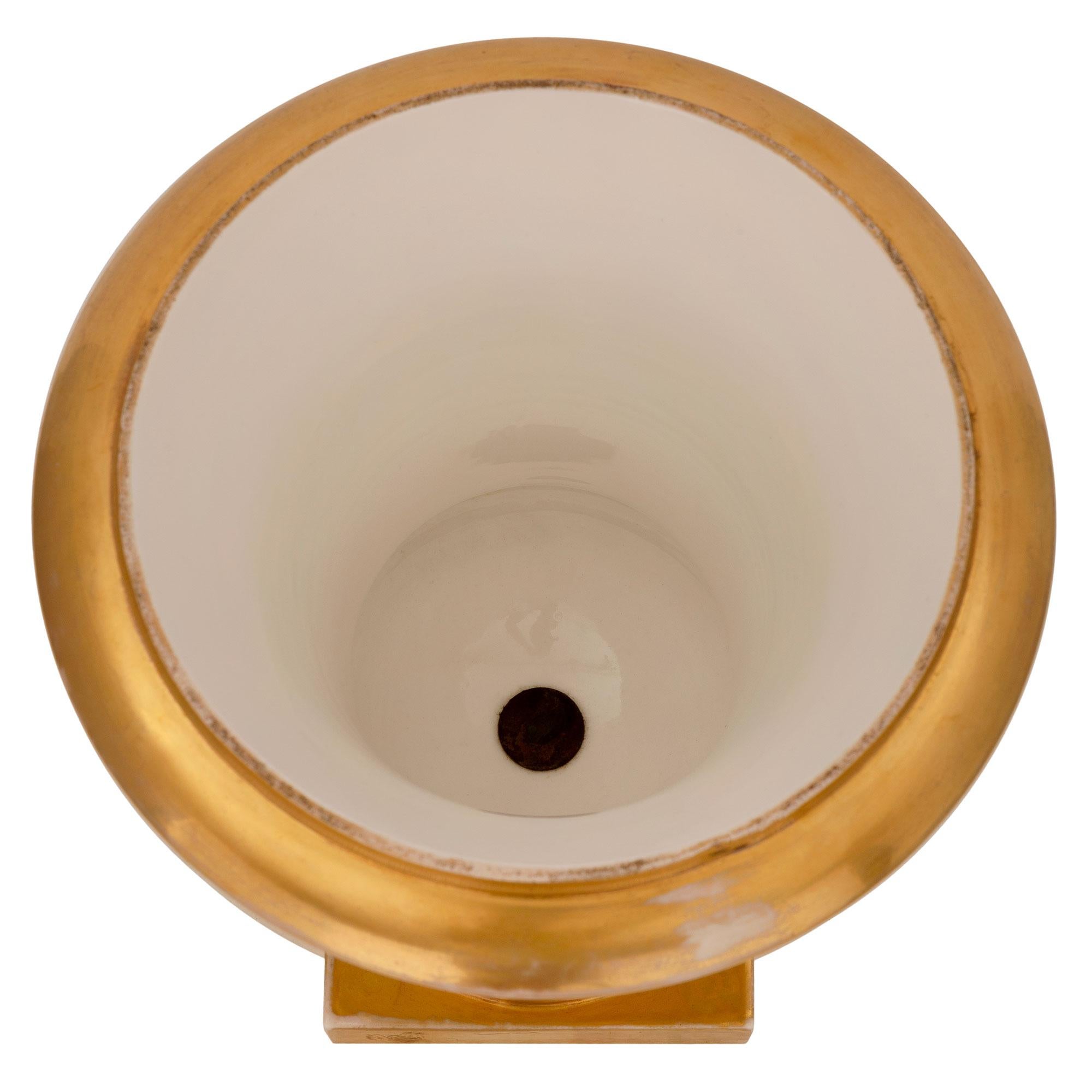 Neoclassico Coppia di urne in porcelaine de Paris francesi del XIX secolo in stile neoclassico in vendita