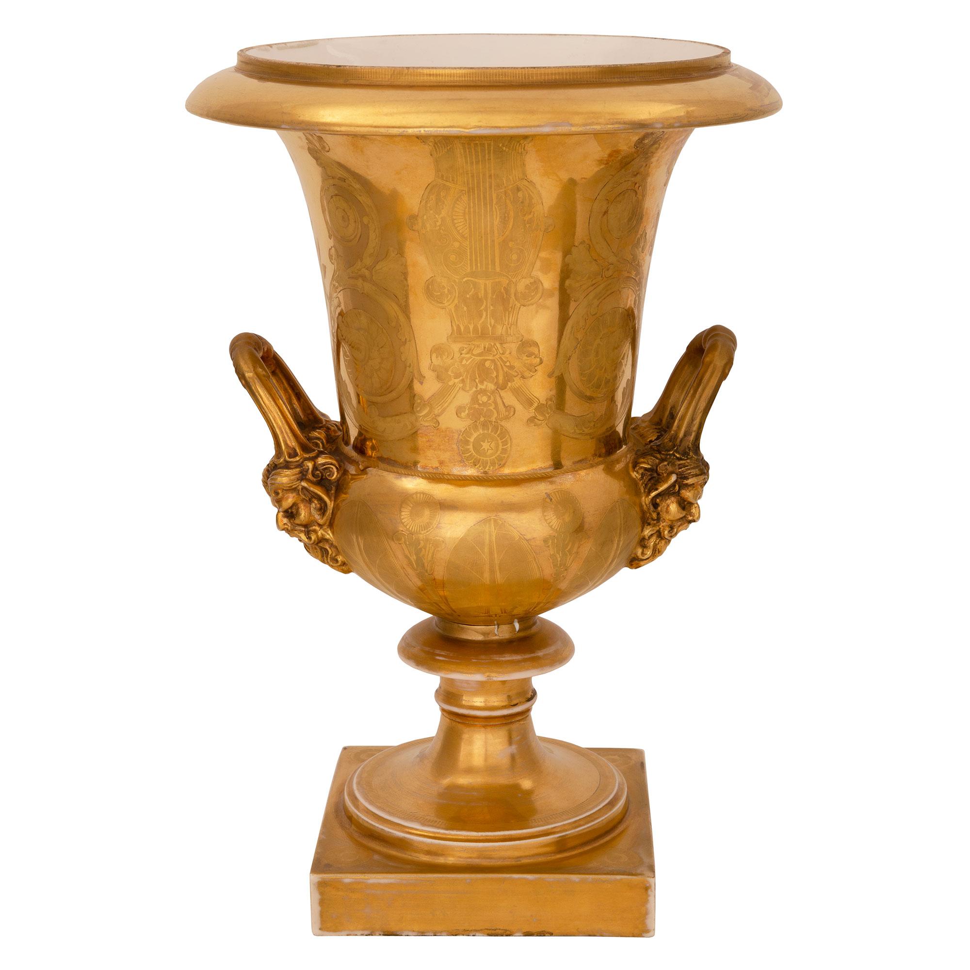Paire d'urnes en porcelaine de Paris de style néoclassique du 19ème siècle de France Bon état - En vente à West Palm Beach, FL