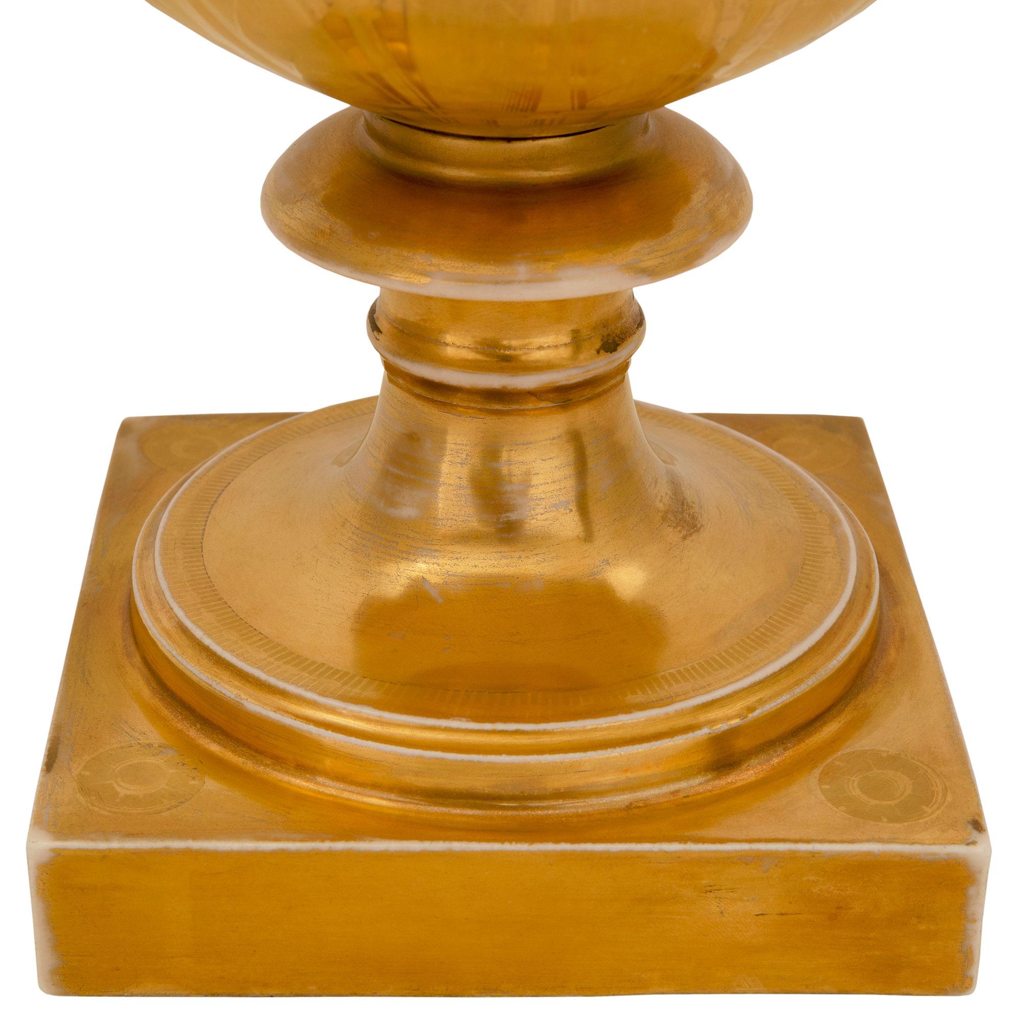 Paire d'urnes en porcelaine de Paris de style néoclassique du 19ème siècle de France en vente 2