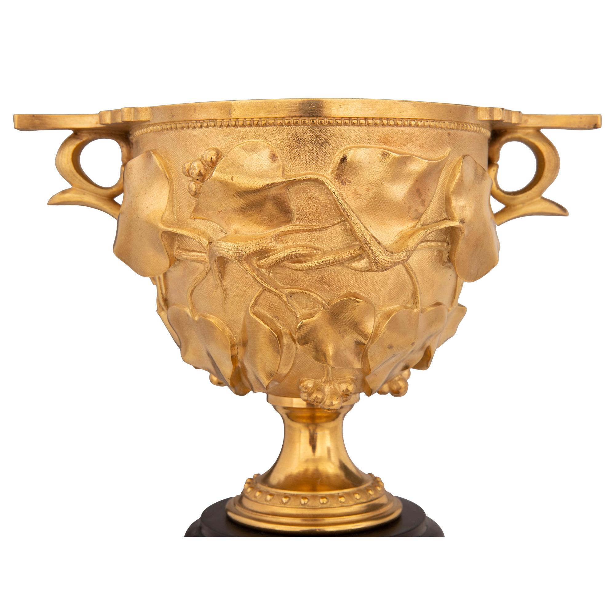 Similoro Coppia di tazze francesi del XIX secolo in ormolu e marmo nero belga in vendita