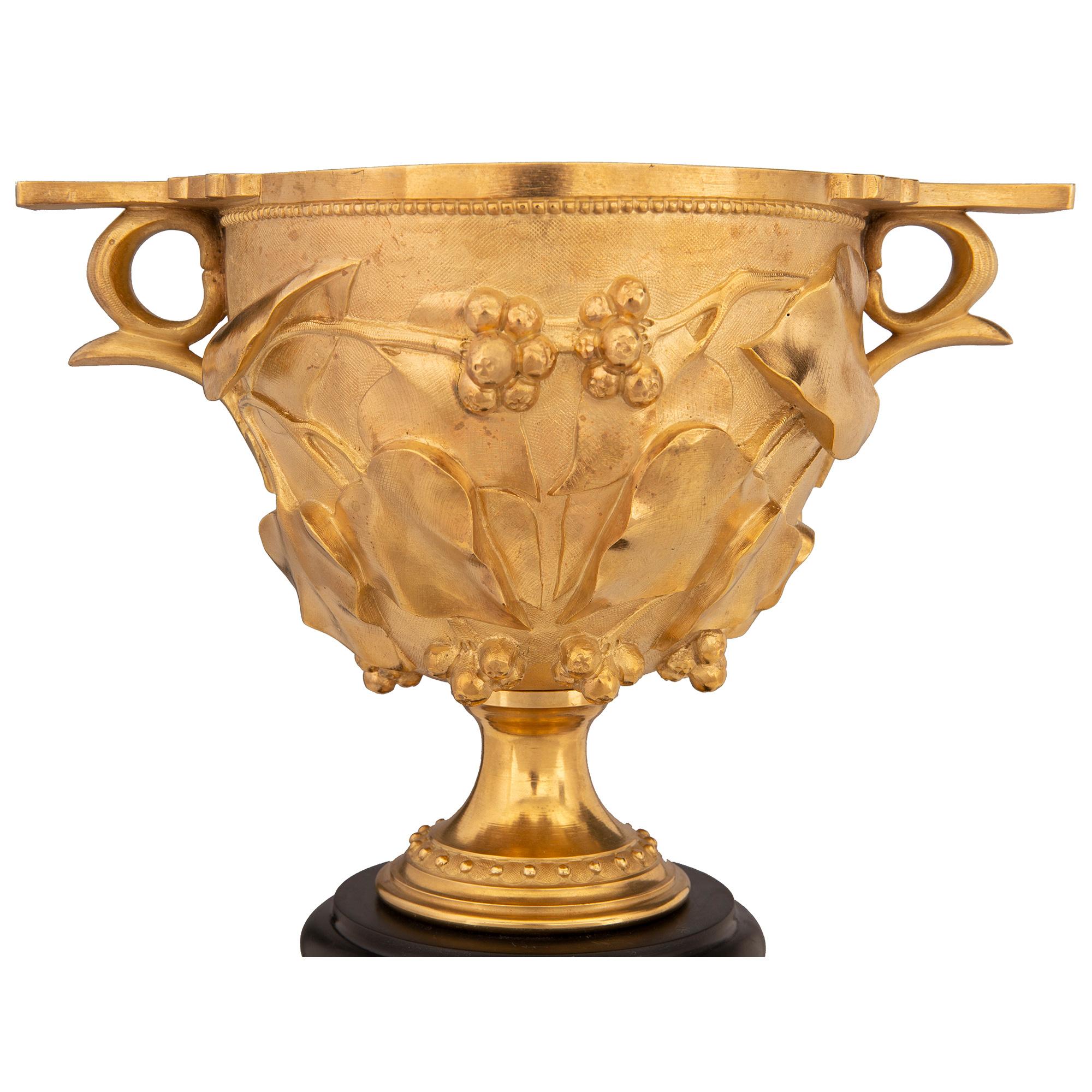 Bronze doré Paire de Tazzas français du 19ème siècle en bronze doré et marbre noir de Belgique en vente
