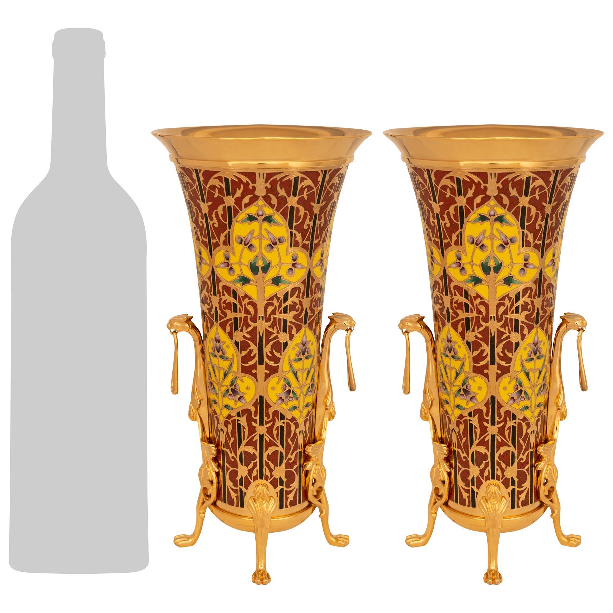 Una splendida e impressionante coppia di vasi francesi del XIX secolo in bronzo smaltato e Ormolu, firmati F. Barbedienne, circa 1880. Ogni imponente vaso Champlevé è sollevato da quattro piedi a zampa di Ormolu con tappi superiori a palmetta. Due