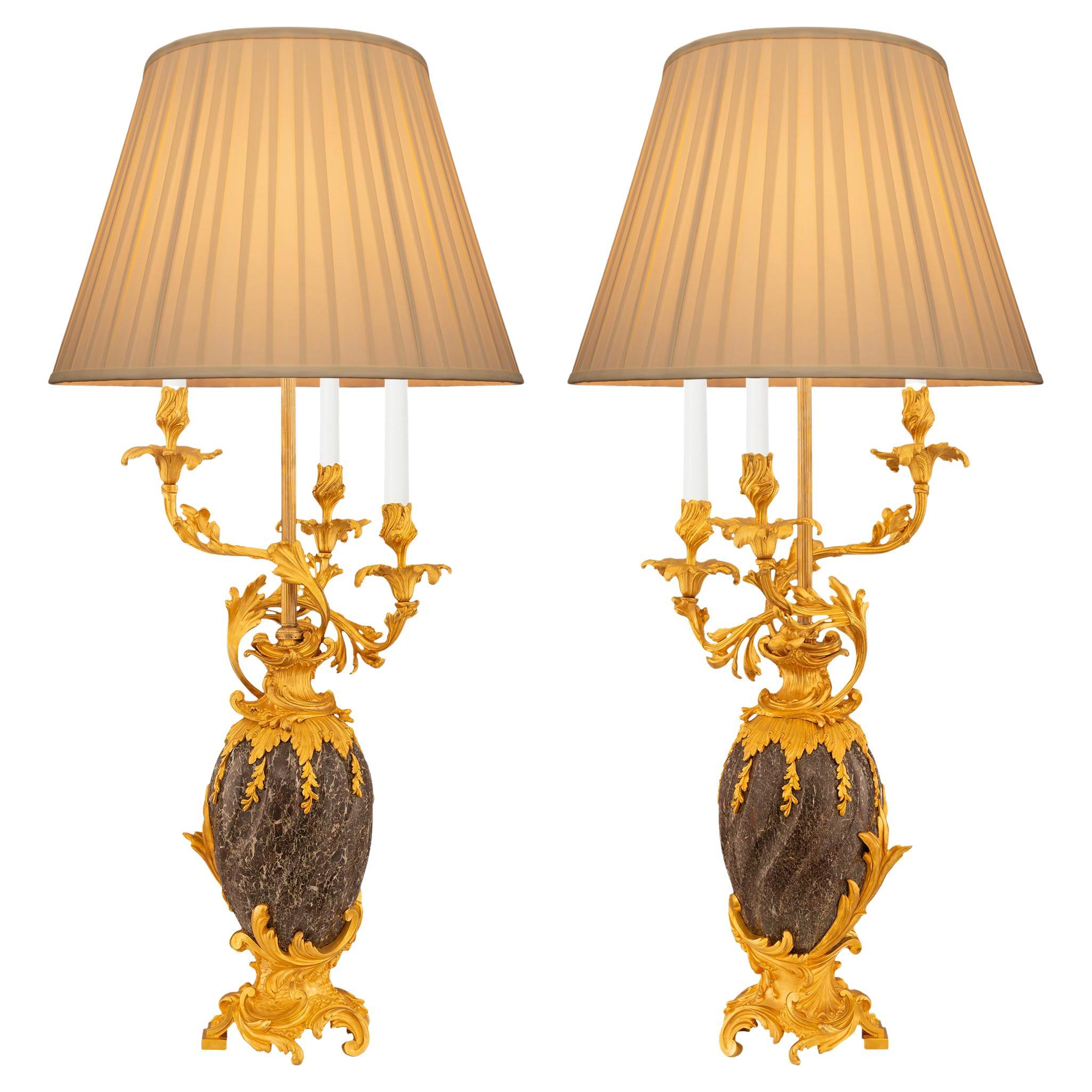 Paire de lampes candélabres en bronze doré et marbre de style Louis XV du 19e siècle