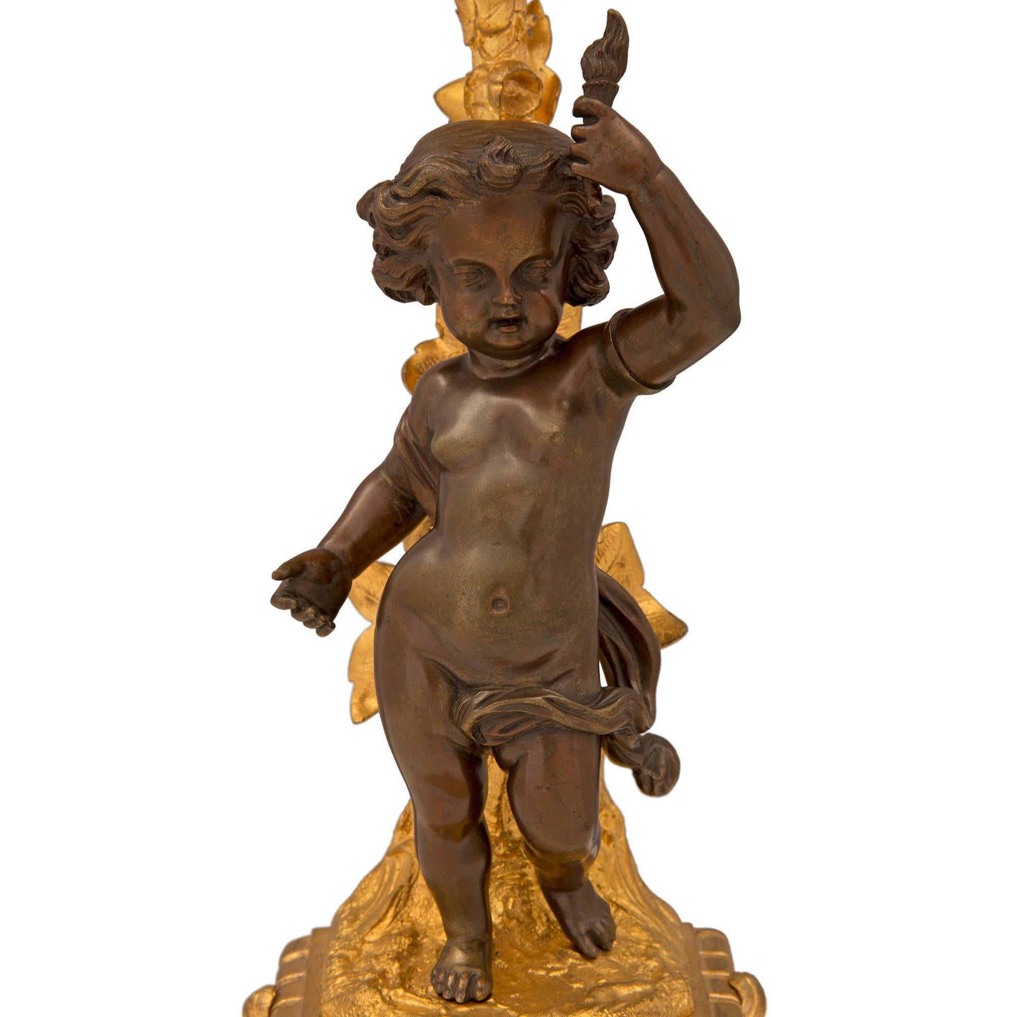 Bronzo Coppia di candelabri francesi del XIX secolo in ormolu e bronzo patinato in vendita