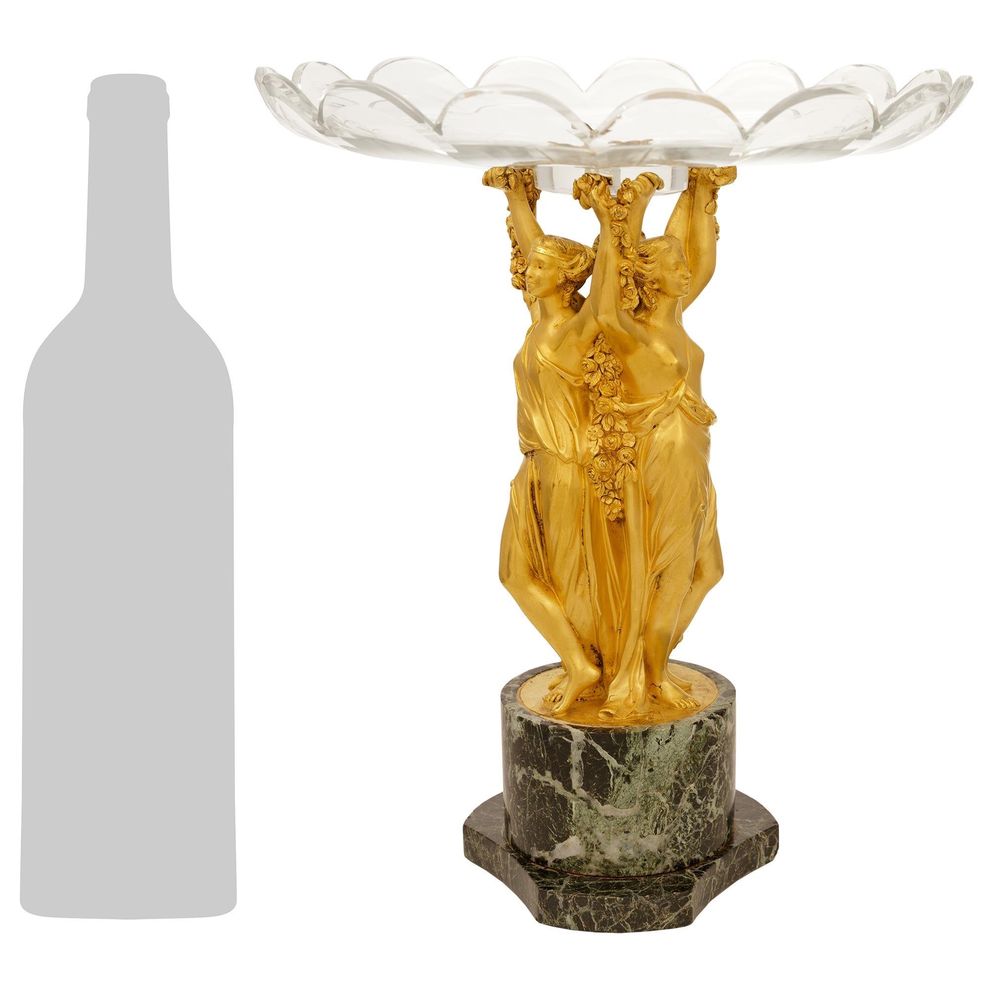 Una splendida coppia di centrotavola francesi del XIX secolo St. Louis Crystal in ormolu, marmo e cristallo Baccarat. Ogni elegantissimo centrotavola è sollevato da una base triangolare in marmo Vert Antique con angoli arrotondati e lati concavi