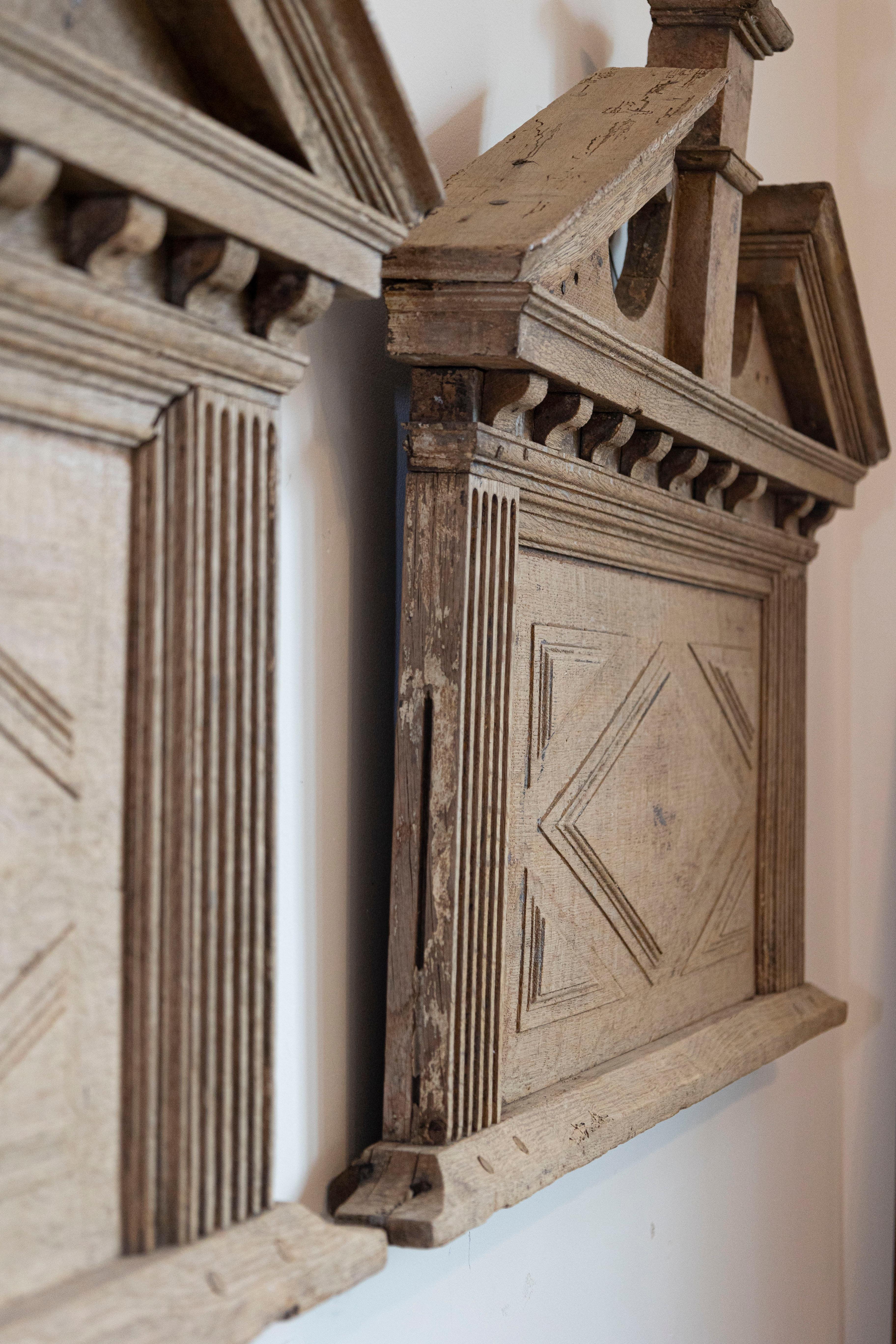 Pareja de paneles franceses del siglo XIX sobre puerta con frontones y pilastras rotos Madera