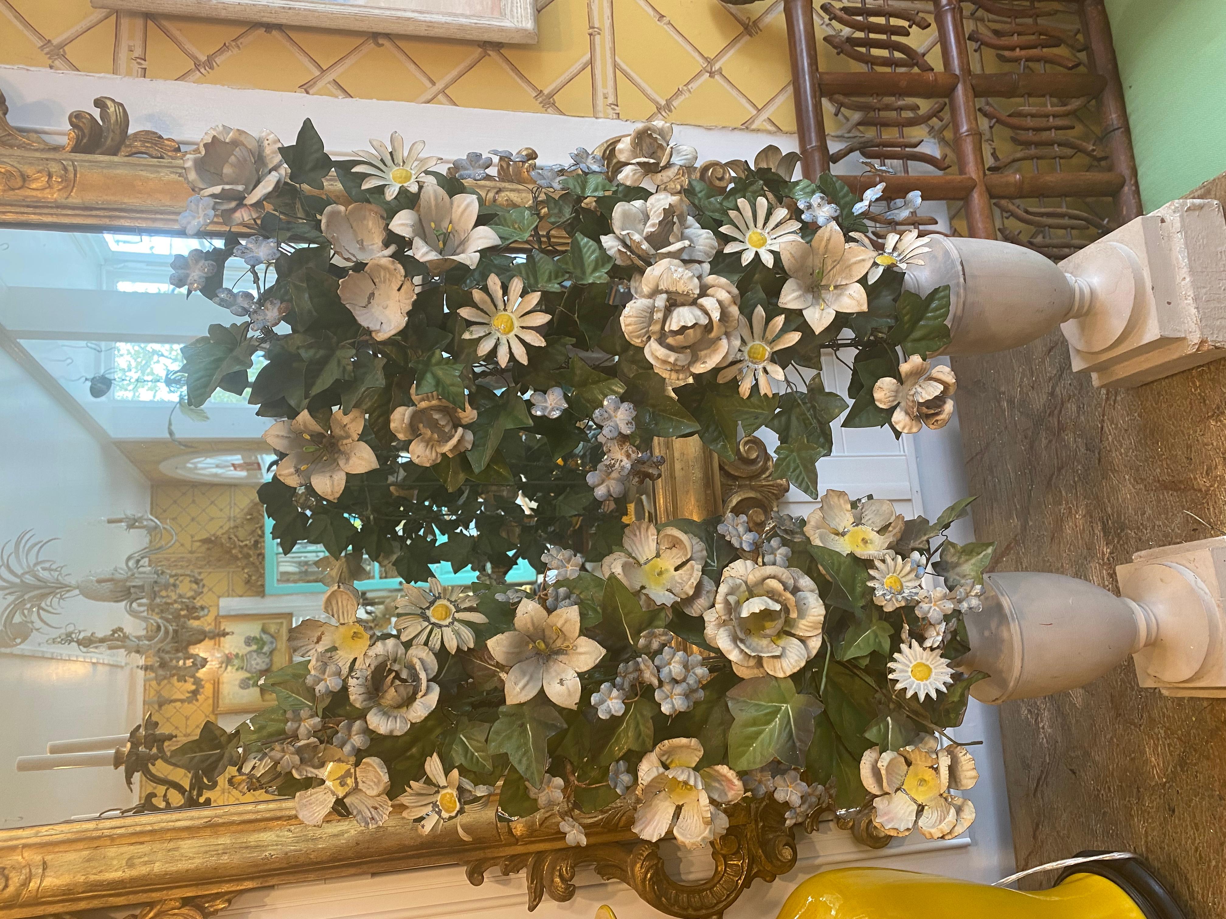 Ancienne paire d'embrases en fer forgé XIXe siècle fleurs de lys stylisés 