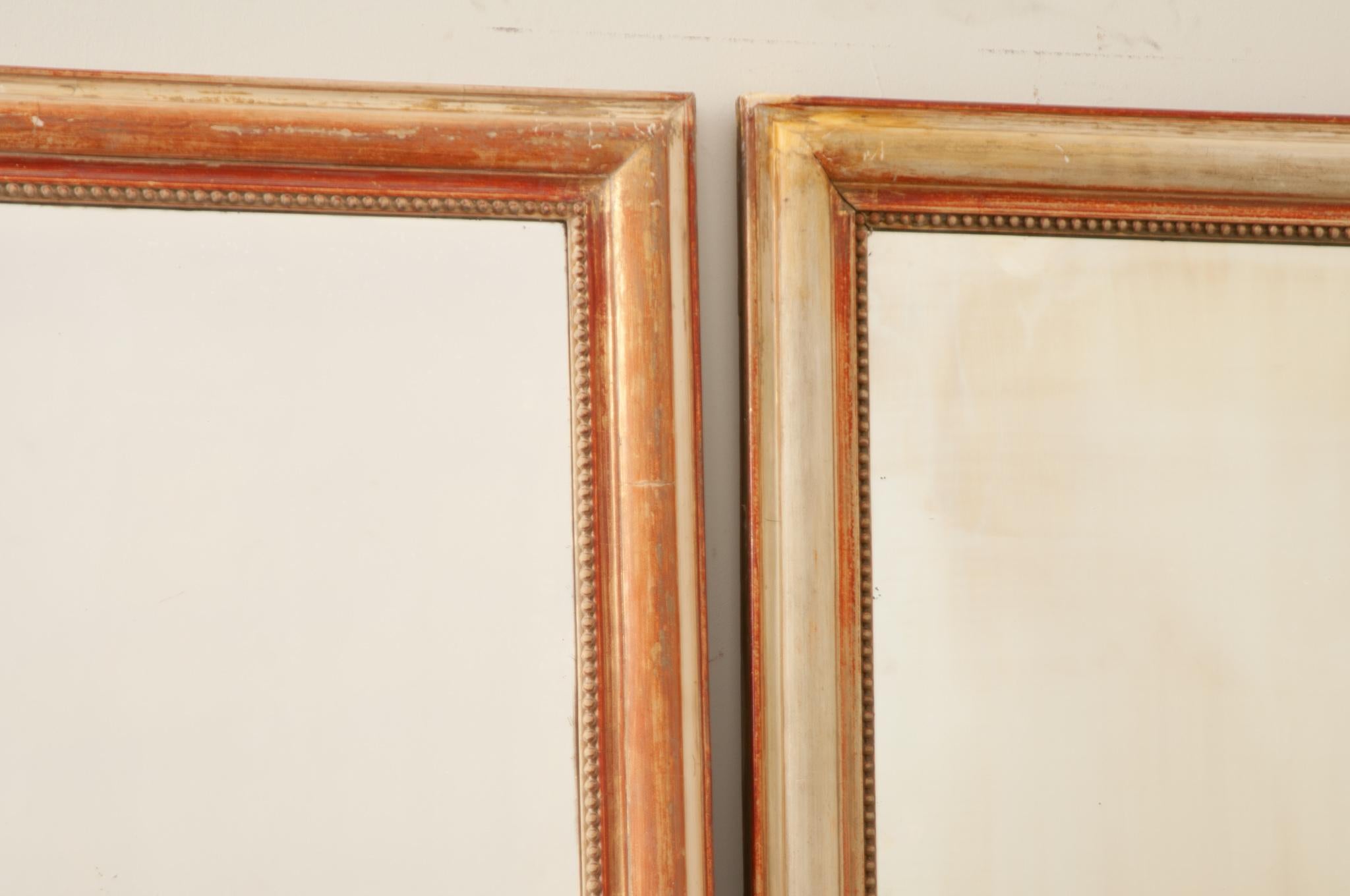 Sculpté à la main Paire de miroirs français du 19ème siècle, dorés à la feuille et peints en vente