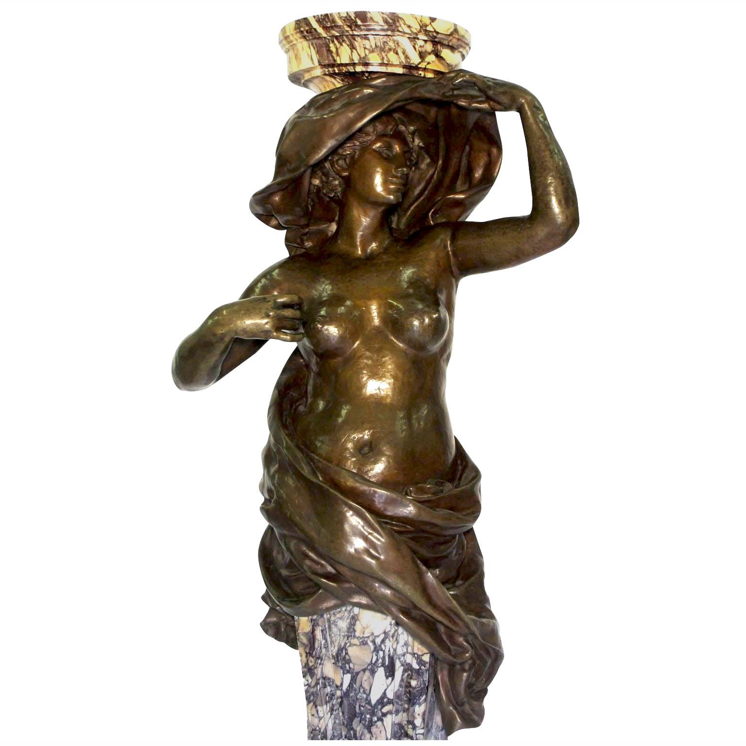 Raffinata e monumentale coppia di torchere figurative in bronzo patinato del XIX secolo intitolate 