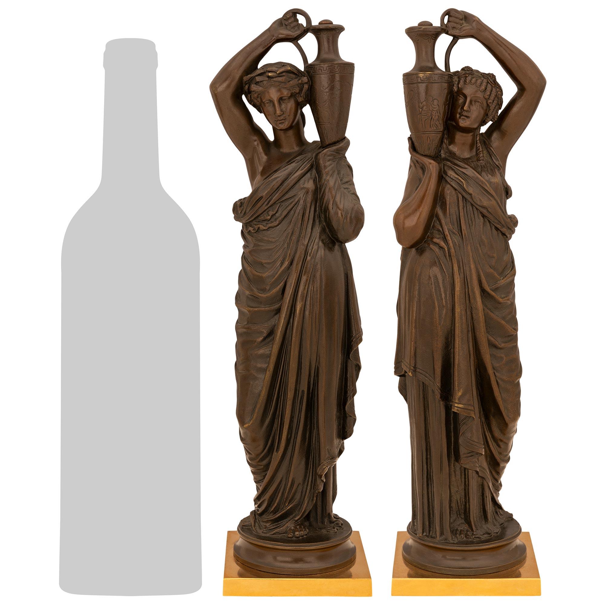 Un'affascinante coppia di statue in bronzo patinato e ormolu del XIX secolo, firmate H. Ferrat. Ogni splendido bronzo è sollevato da un basamento quadrato in Ormolu sotto un piedistallo circolare in bronzo patinato, dove è riportata la firma.