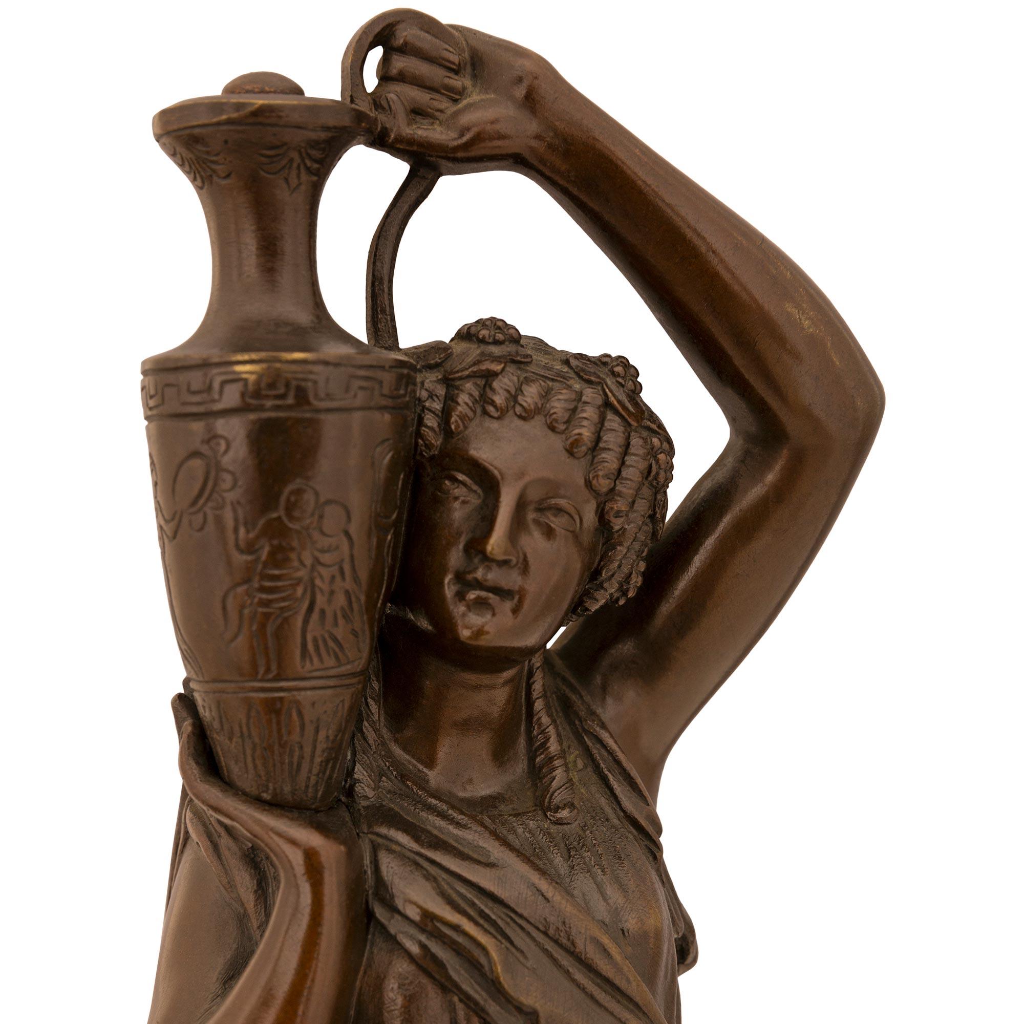 Coppia di statue firmate in bronzo patinato del XIX secolo francese In condizioni buone in vendita a West Palm Beach, FL