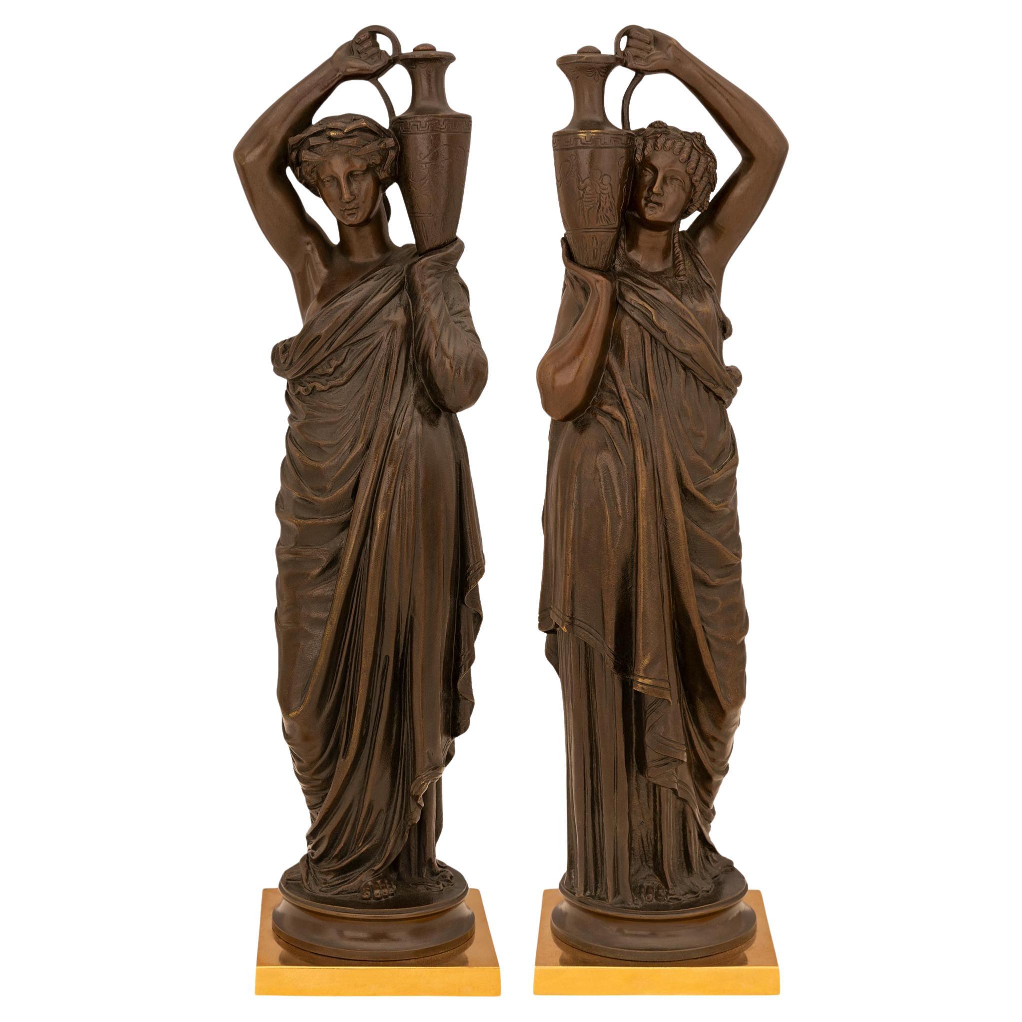 Paar französische Statuen aus patinierter Bronze des 19. Jahrhunderts, signiert