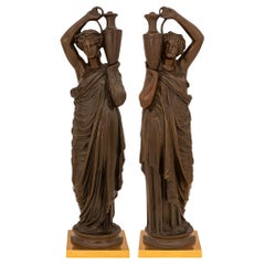 Paar französische Statuen aus patinierter Bronze des 19. Jahrhunderts, signiert
