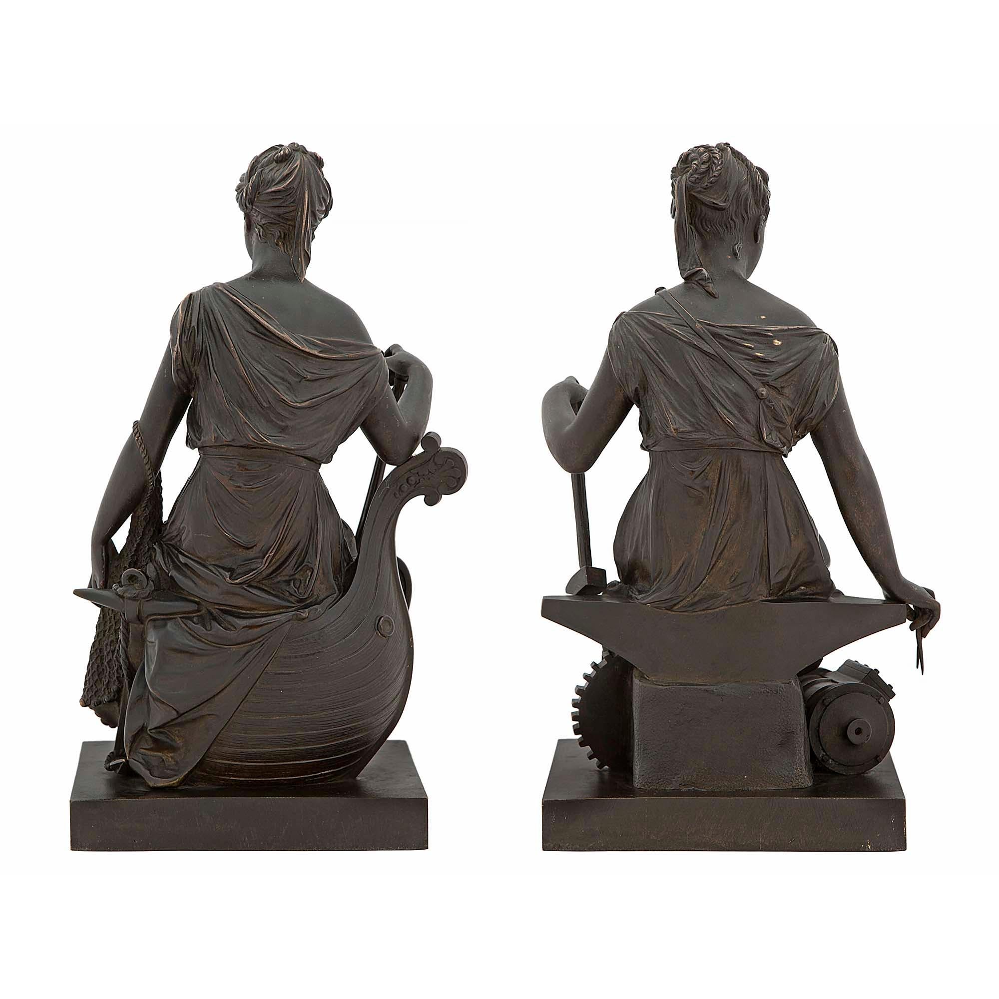 Ein wunderbares und sehr detailliertes Paar französischer patinierter Bronzestatuen aus dem 19. Sie stehen jeweils auf einem quadratischen Sockel mit der Aufschrift 