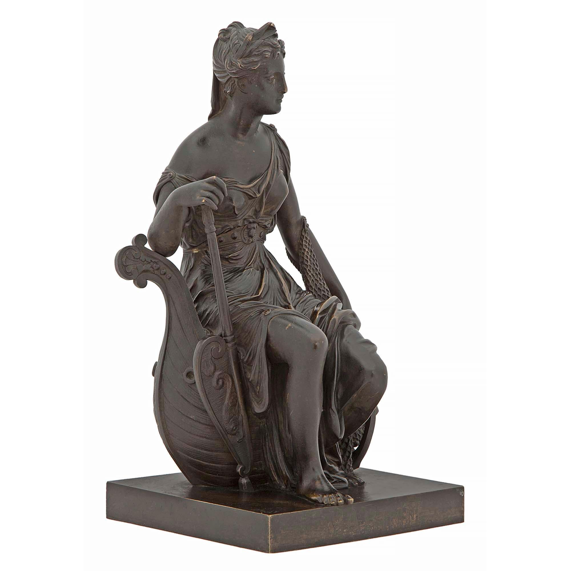 Paar französische Statuen aus patinierter Bronze des 19. Jahrhunderts (Louis XVI.) im Angebot