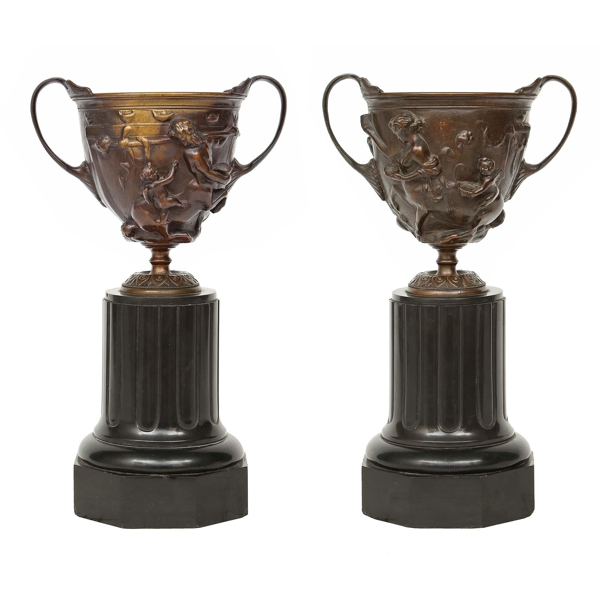 Paar französische Tazzas aus patinierter Bronze des 19. Jahrhunderts im Angebot 2
