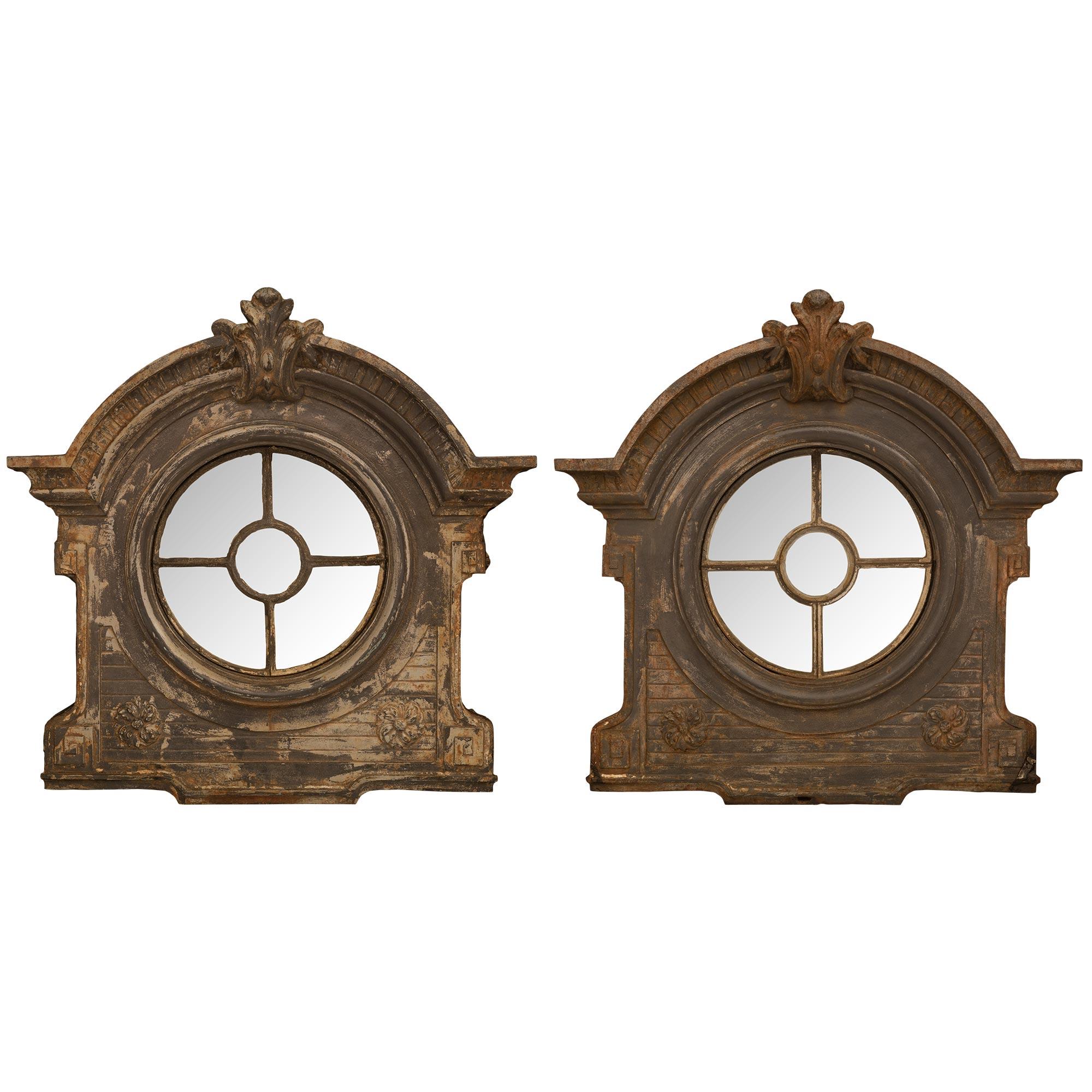 Paar französische Fenster/Wanddekorationen aus patiniertem Metall aus dem 19. Jahrhundert