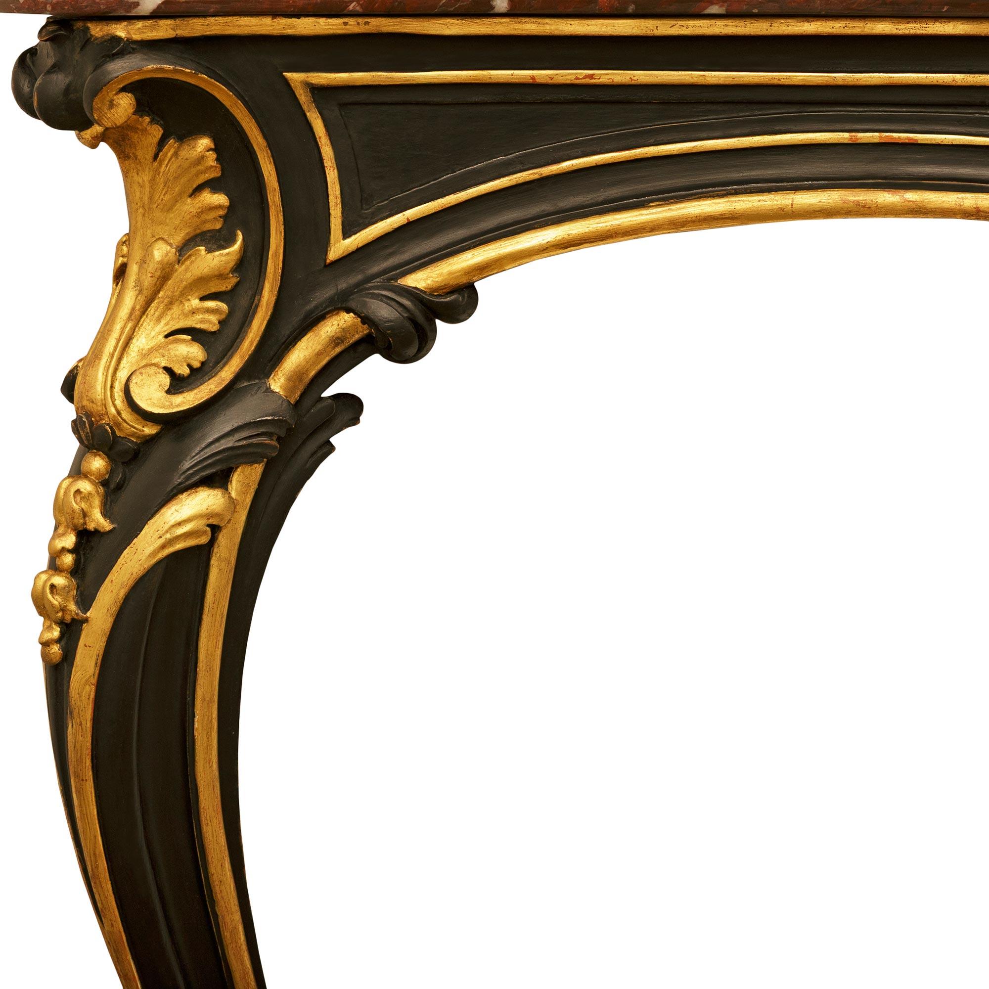 Paar französische Konsolen aus patiniertem Holz, Marmor und Giltwood aus dem 19. (19. Jahrhundert) im Angebot