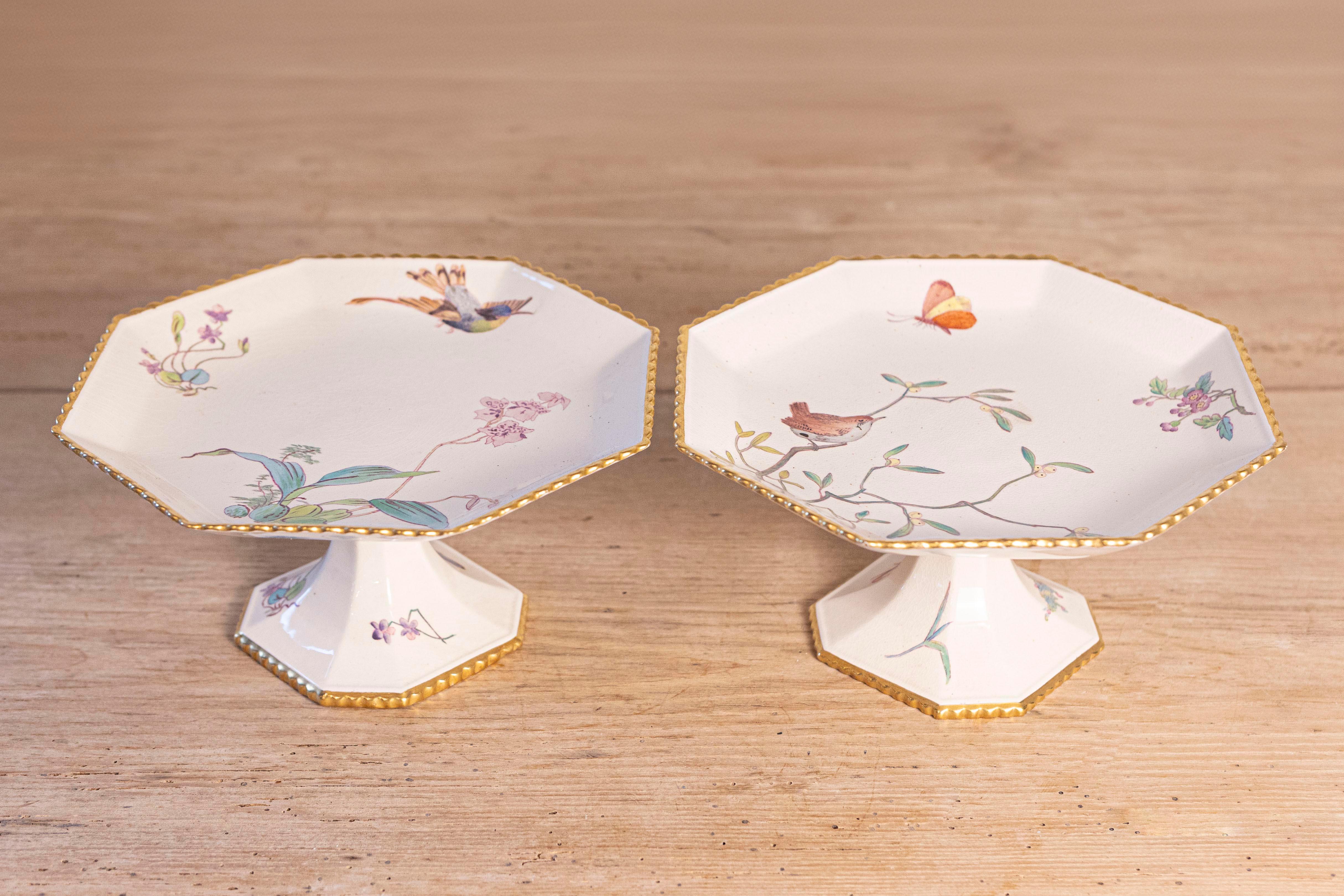 Paire de compotes en porcelaine française du 19e siècle, avec des oiseaux peints, des fleurs et des bordures dorées. Née en France au cours du dynamique 19ème siècle, cette paire de compotiers présente un couvercle octogonal, orné d'oiseaux, de