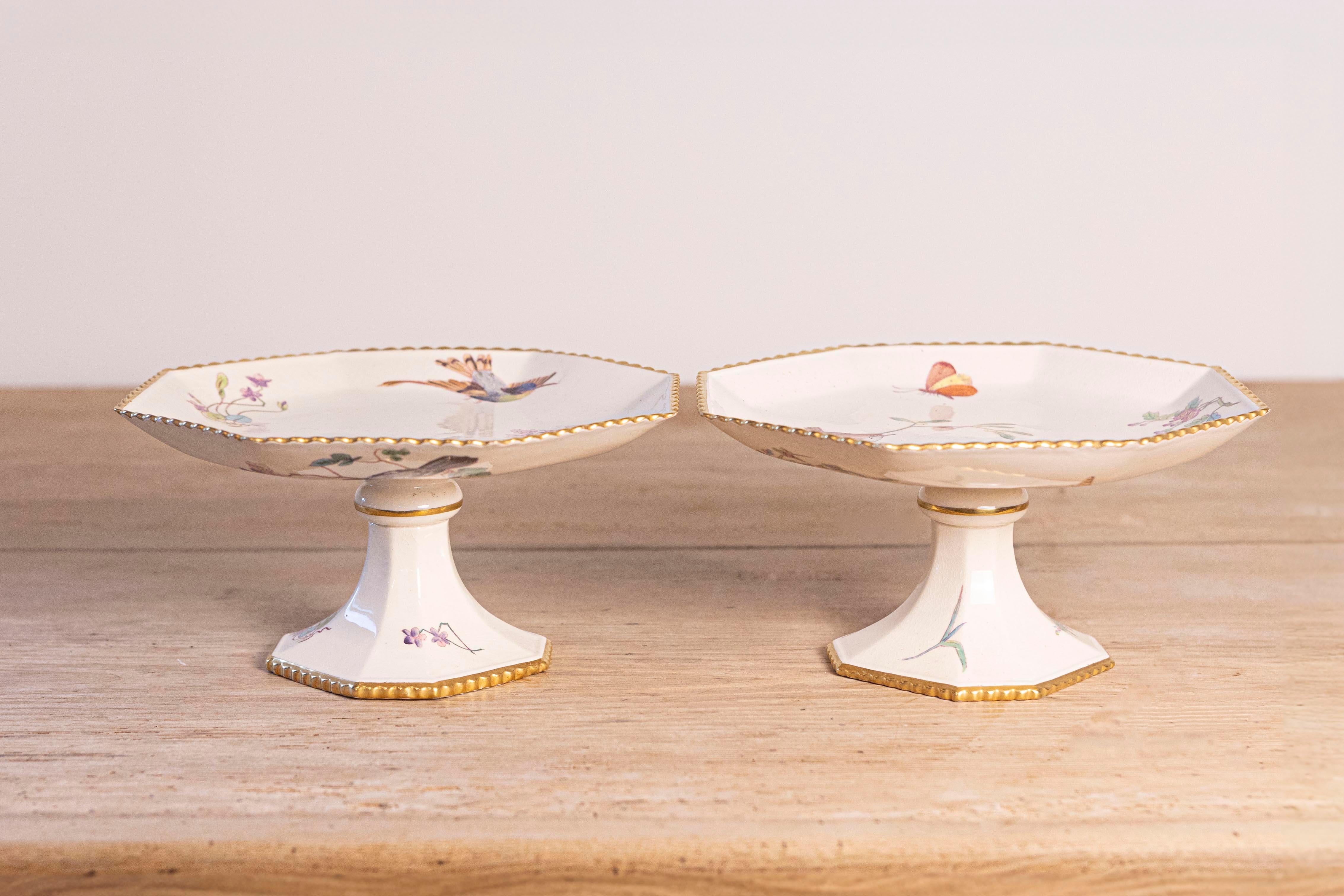 Français Paire de compotes françaises en porcelaine du 19ème siècle avec oiseaux et fleurs peints en vente