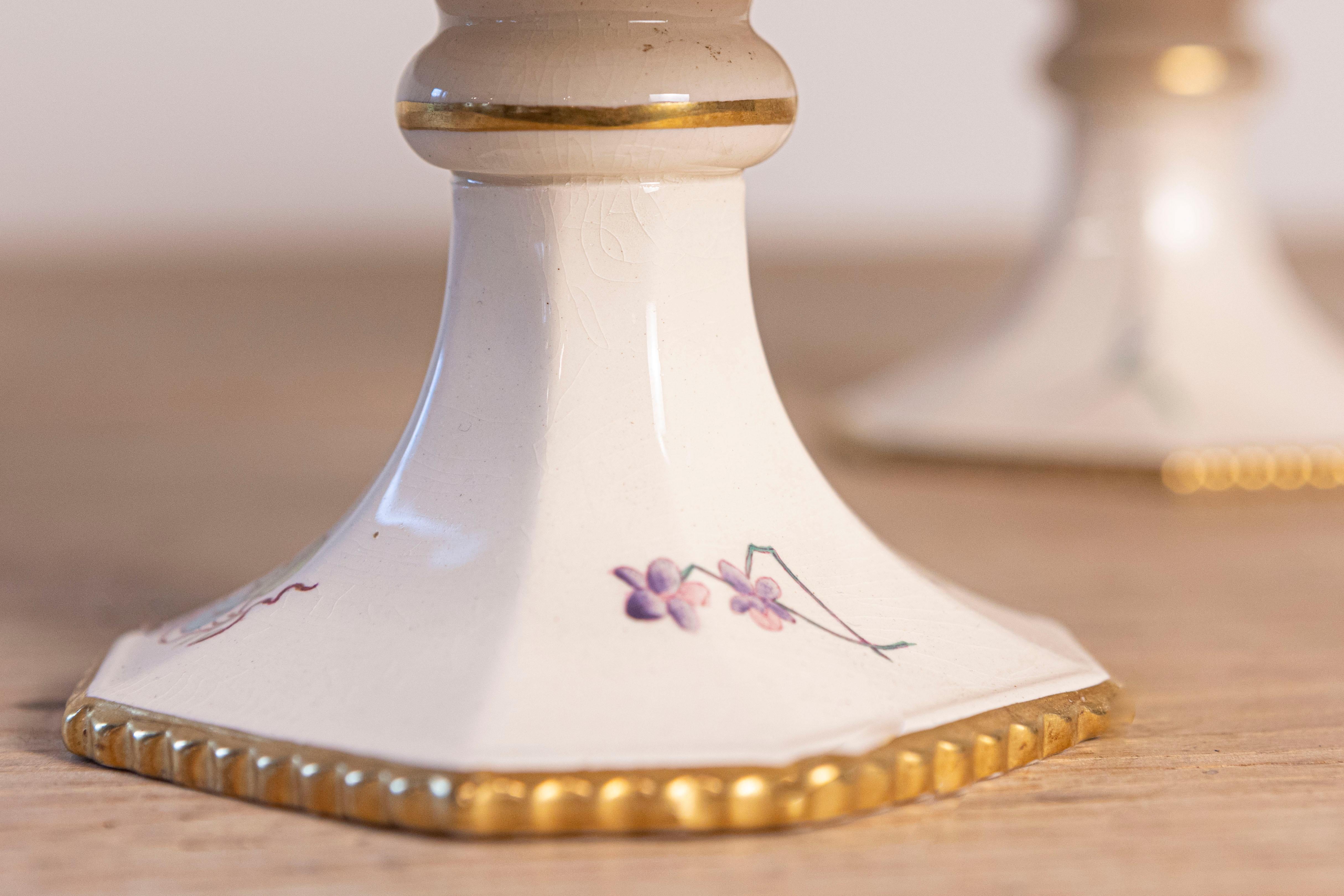 Doré Paire de compotes françaises en porcelaine du 19ème siècle avec oiseaux et fleurs peints en vente