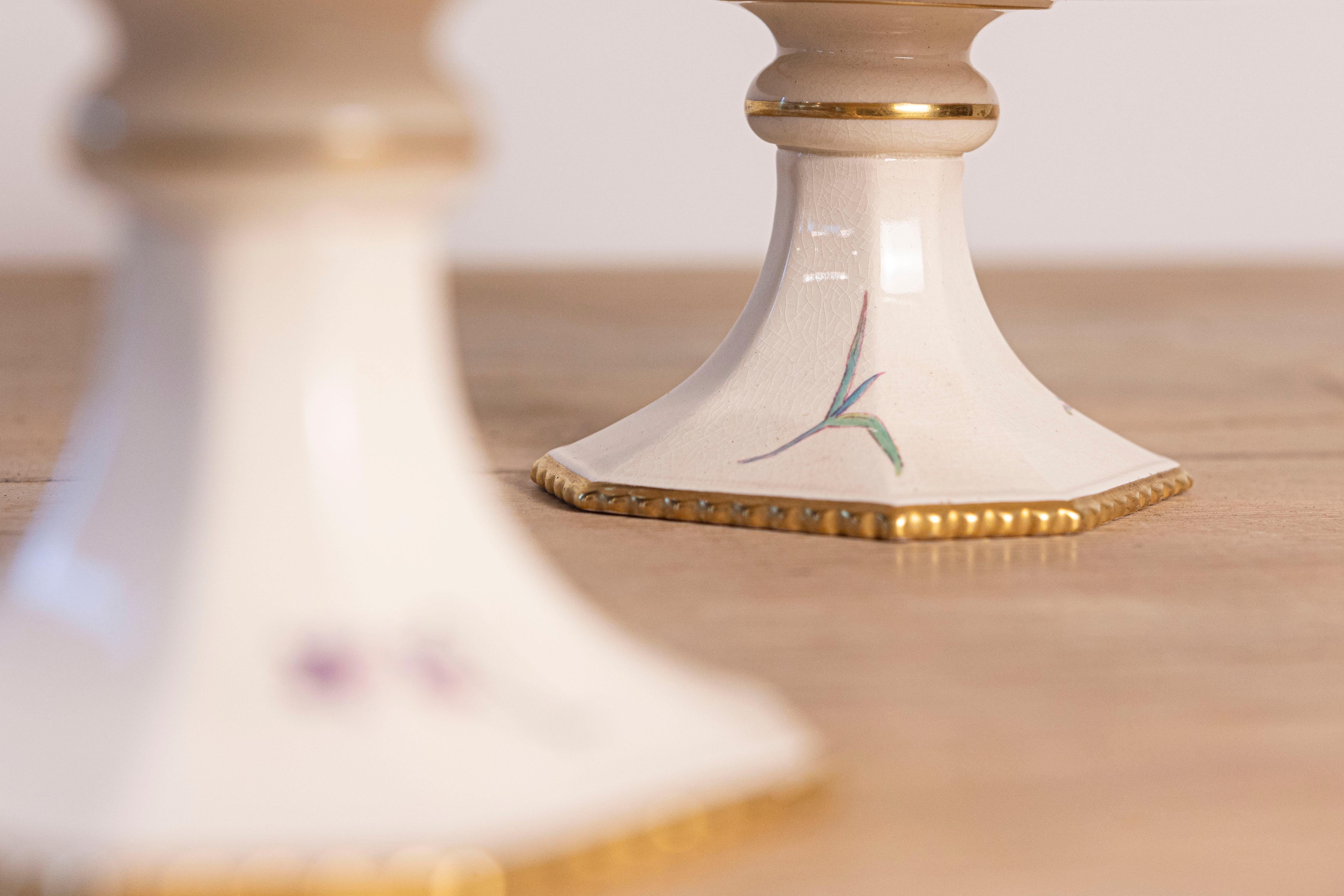 Paire de compotes françaises en porcelaine du 19ème siècle avec oiseaux et fleurs peints Bon état - En vente à Atlanta, GA