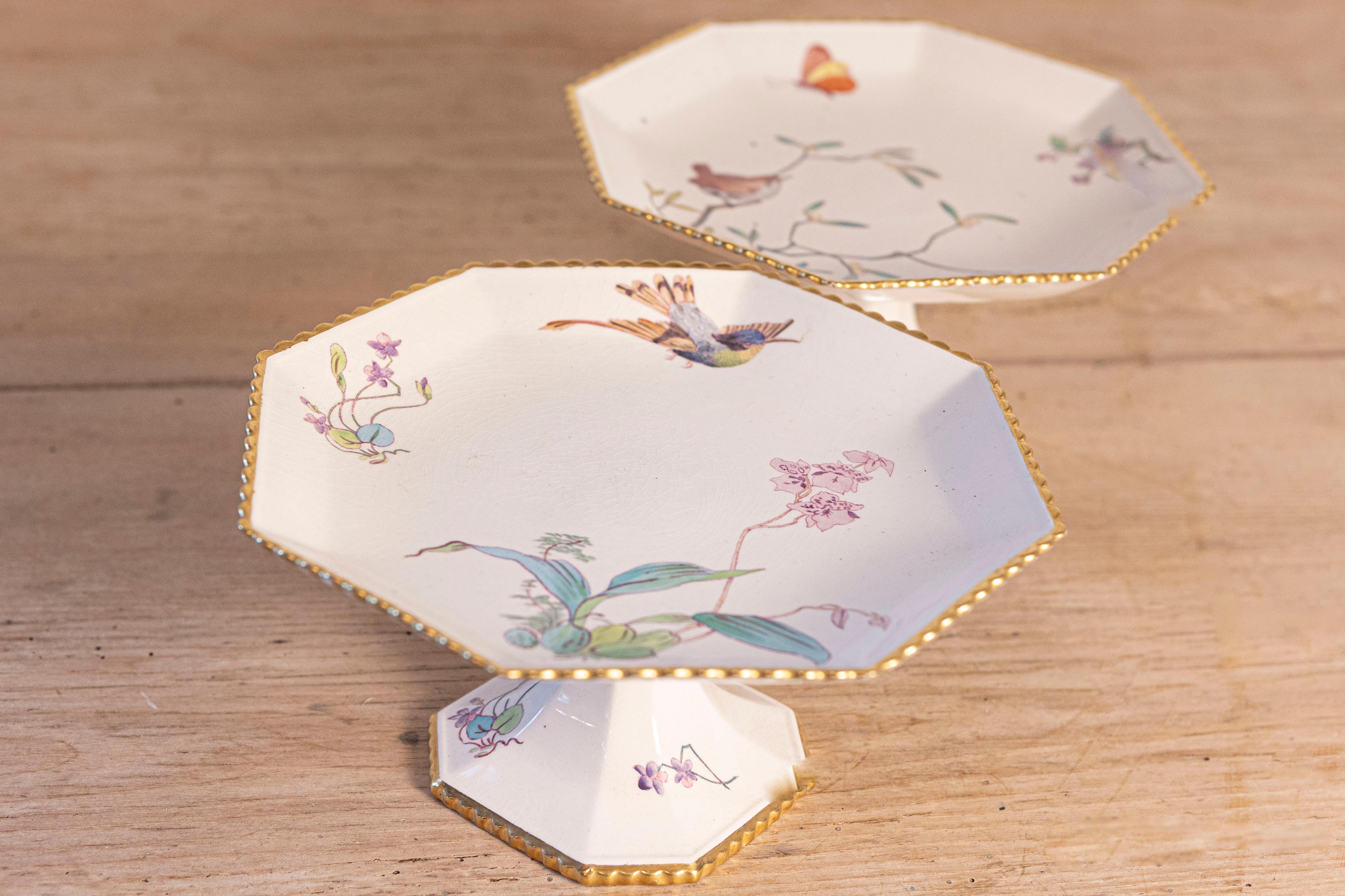XIXe siècle Paire de compotes françaises en porcelaine du 19ème siècle avec oiseaux et fleurs peints en vente