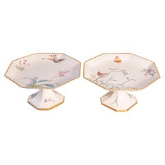 Pareja de compoteras de porcelana francesa del siglo XIX con pájaros y flores pintados