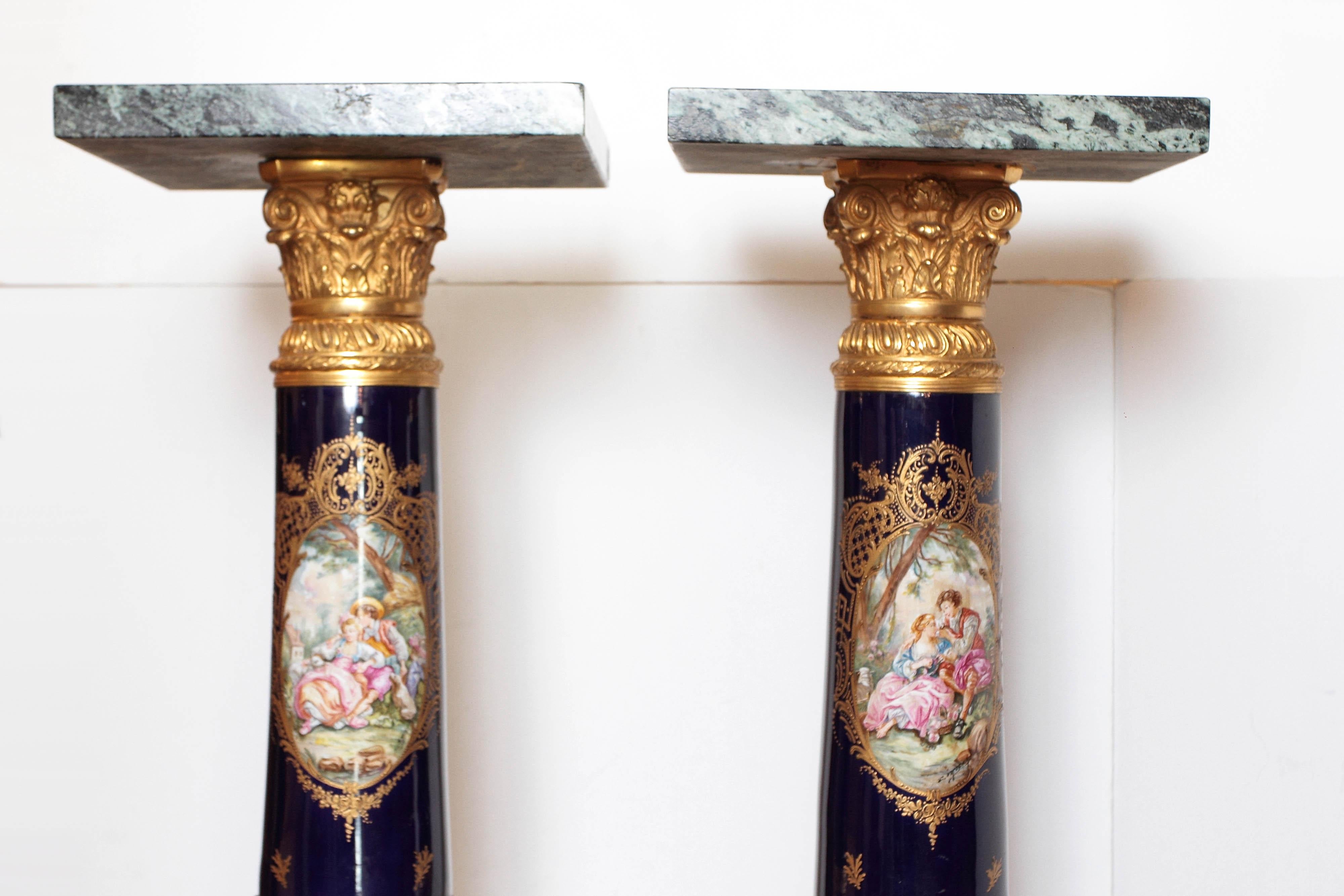 Paar französische Porzellansockel aus dem 19. Jahrhundert, handbemalt und signiert, mit Marmorauflagen.