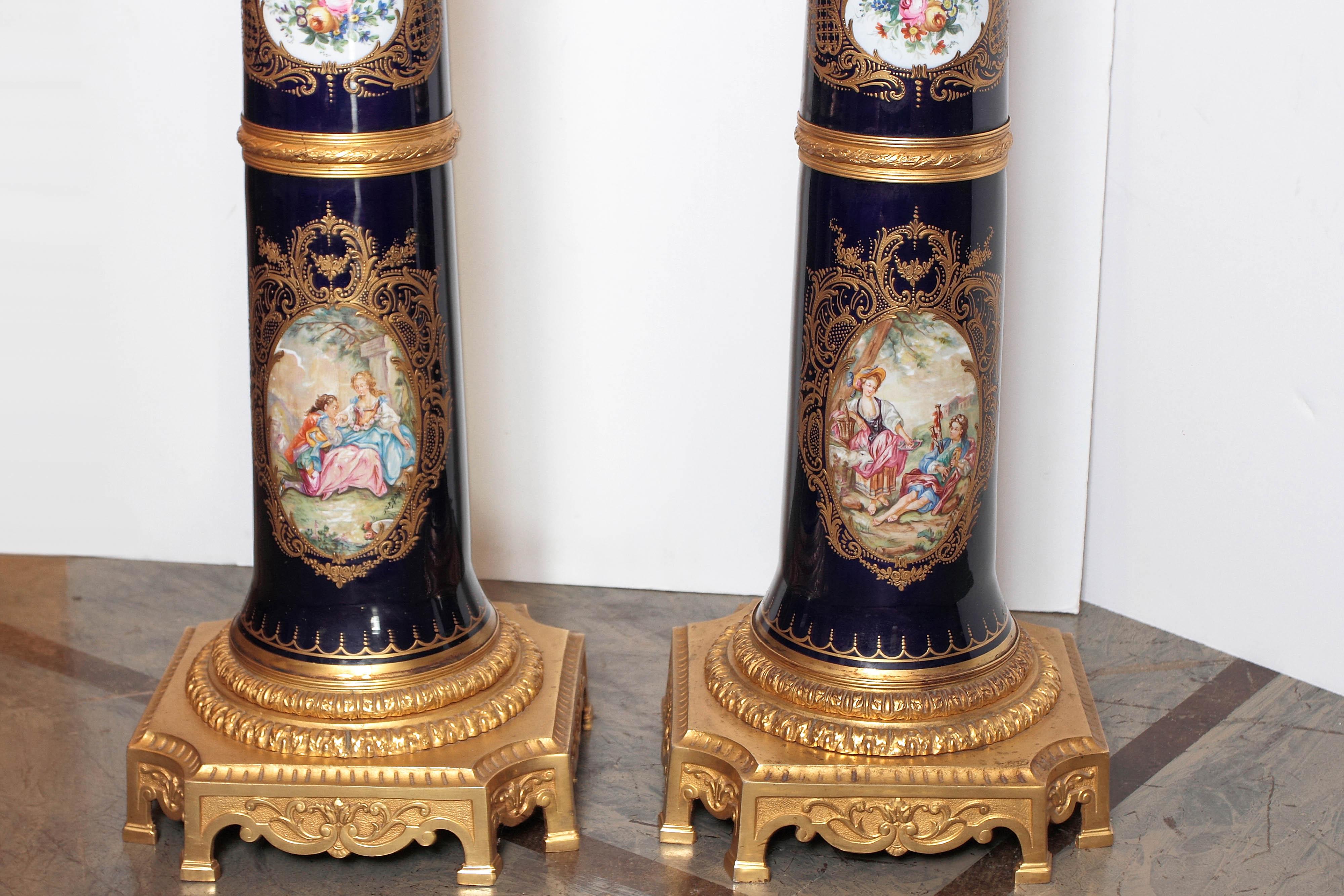 Pair of French 19th Century Porcelain Serves Hand-Painted Pedestals In Excellent Condition For Sale In Dallas, TX