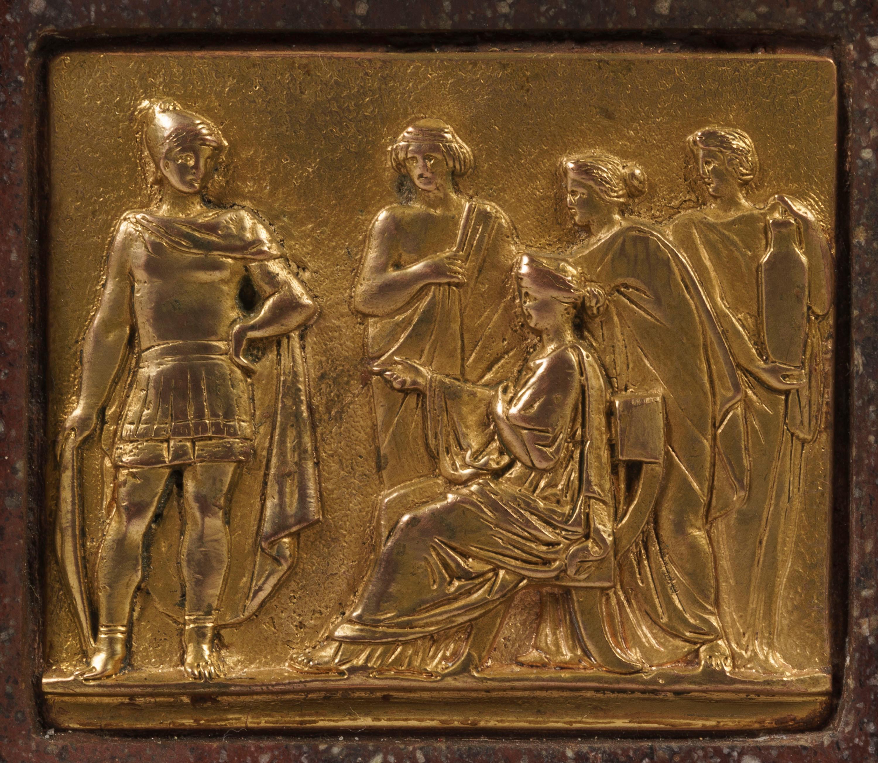 Ein Paar Porphyr- und Ormolu-Kandelaber im Stil Louis XVI.
Auf einem quadratischen Sockel, der von vergoldeten Bronzefüßen getragen wird, erhebt sich eine gestufte Ormolu-Bordüre mit steifen Blättern; in den Porphyrsockel sind klassische Plaketten