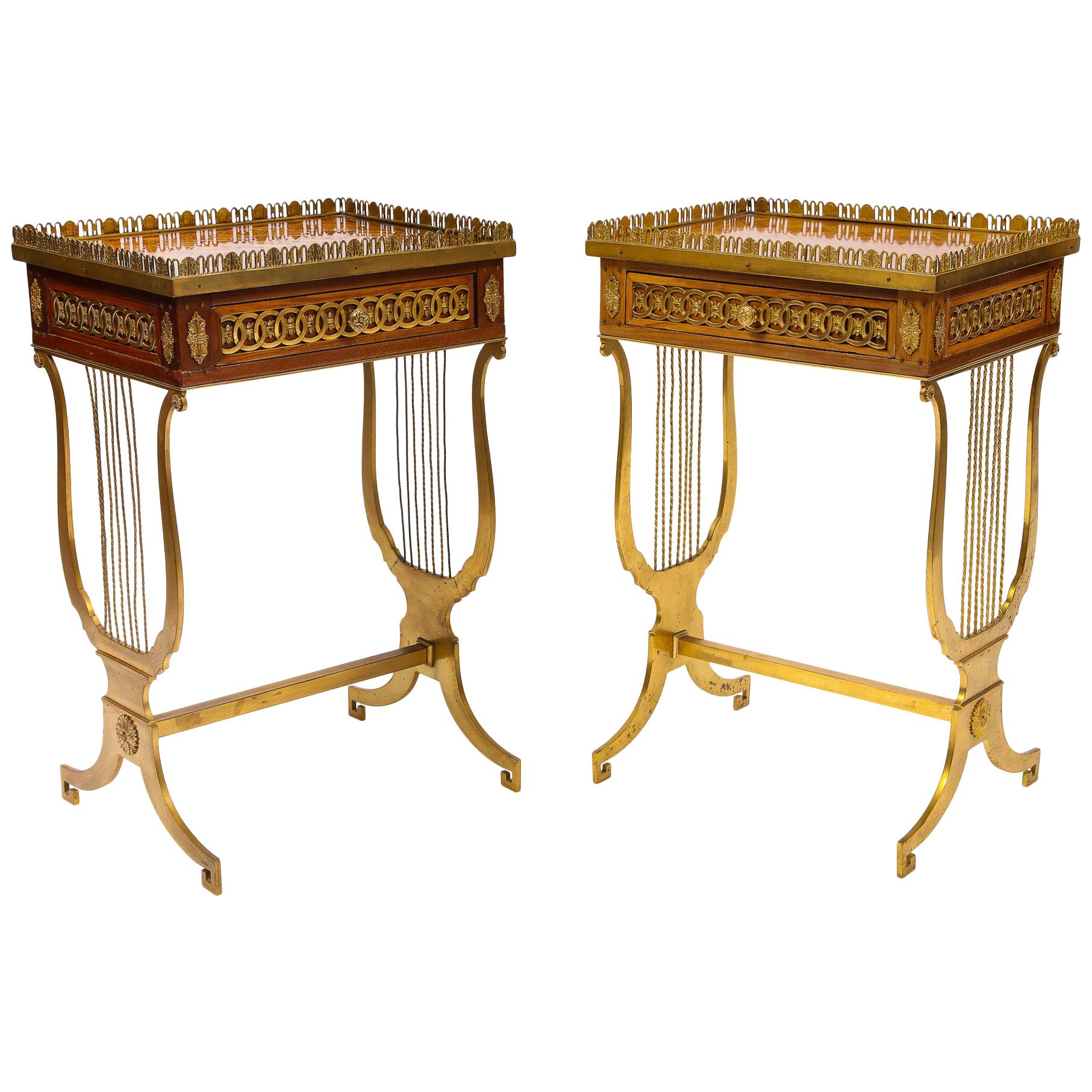 Paire de tables d'appoint rectangulaires françaises du XIXe siècle de forme rectangulaire avec pieds en forme de lyre en bronze