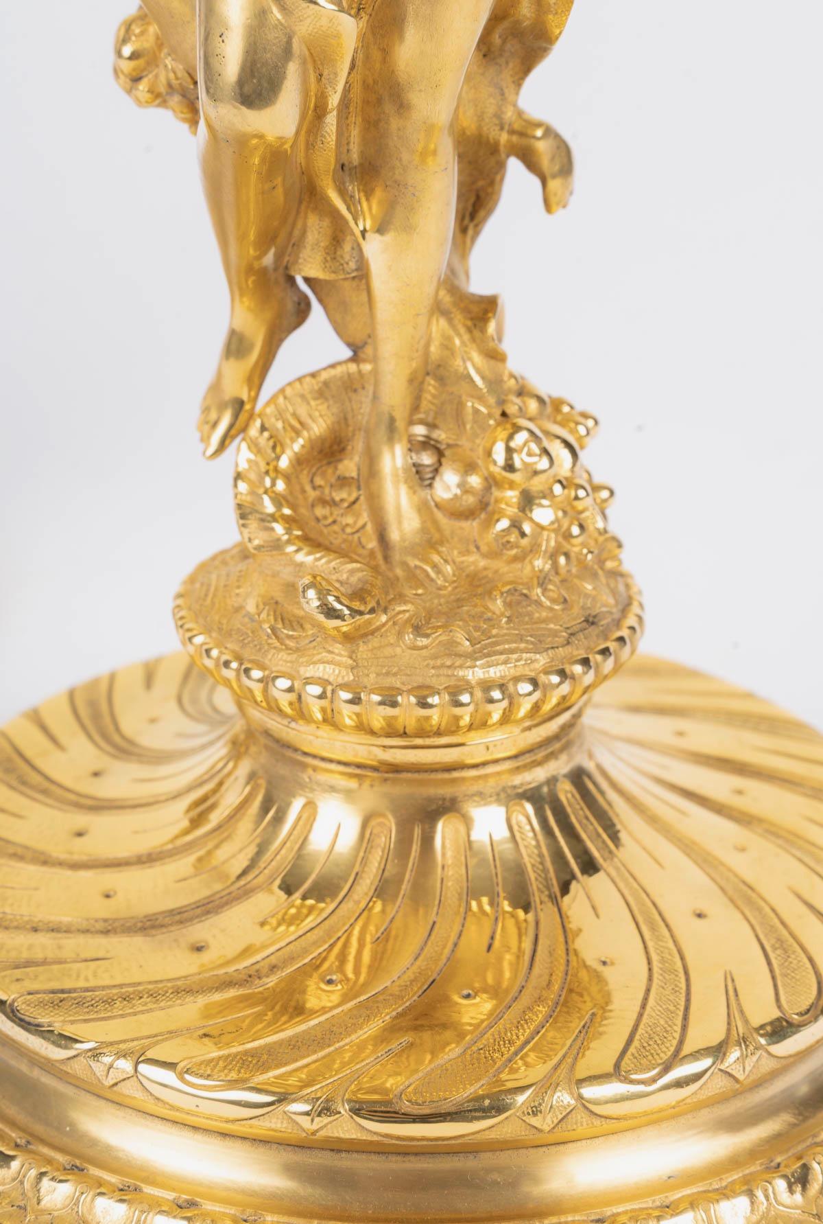 Coppia di candelabri francesi del XIX secolo in stile Regence con ormolatura in vendita 2