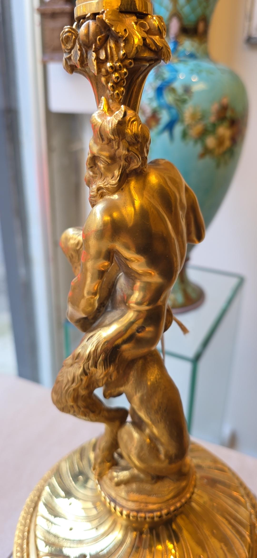 Coppia di candelabri francesi del XIX secolo in stile Regence con ormolatura in vendita 5