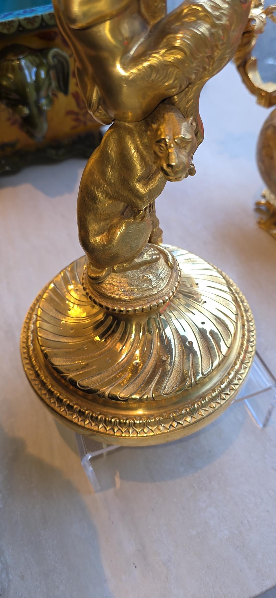 Coppia di candelabri francesi del XIX secolo in stile Regence con ormolatura in vendita 7