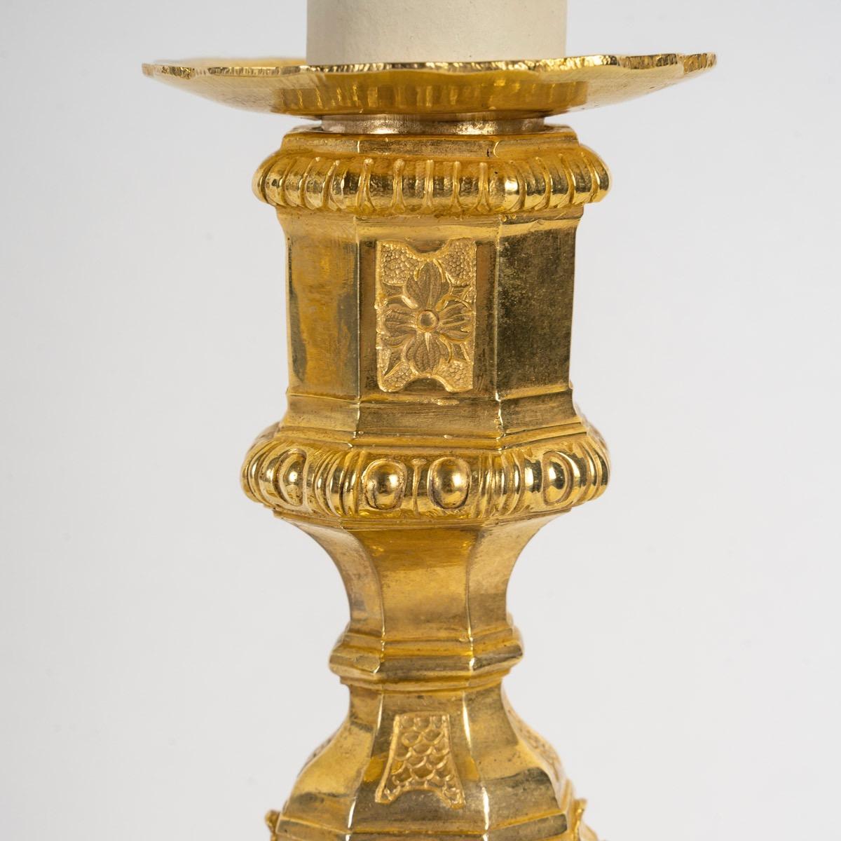 Régence Coppia di candelabri francesi del XIX secolo in stile Regence con ormolatura in vendita