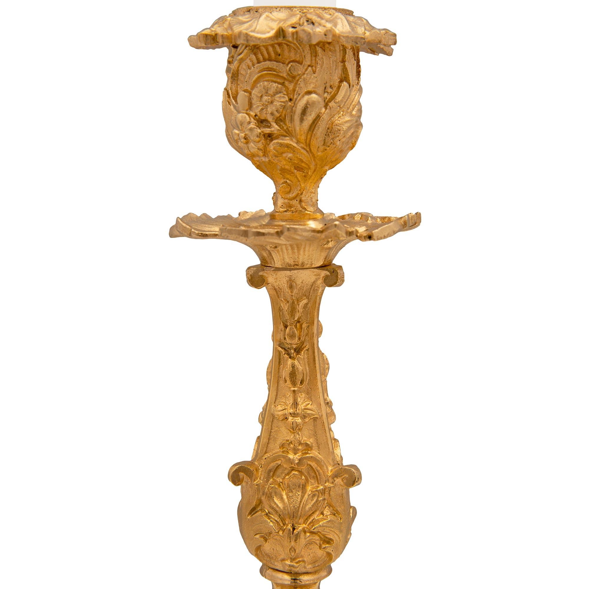 Paar franzsische Ormolu-Kerzenleuchter im Regence-Stil des 19. (Renaissance) im Angebot