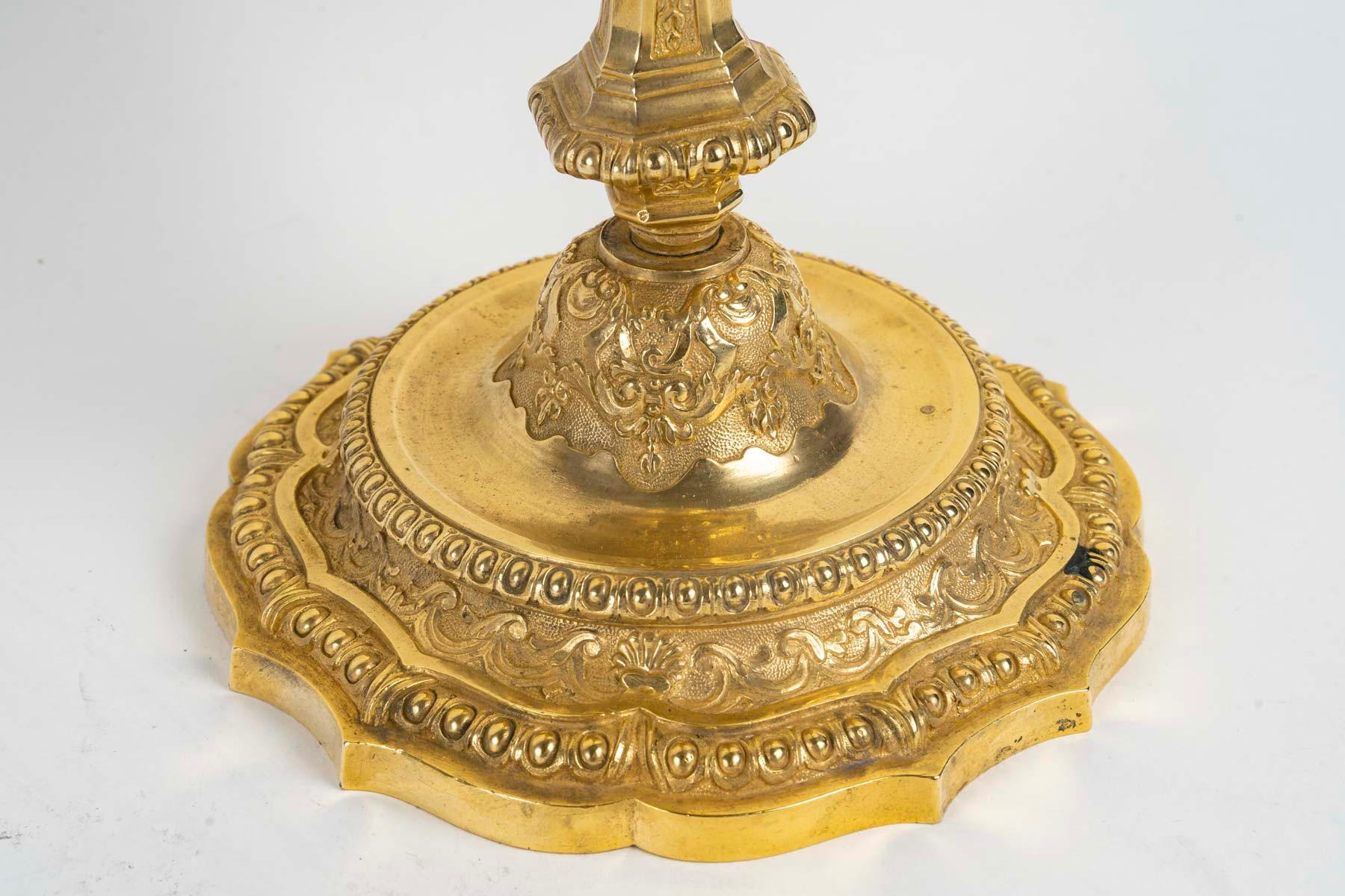 Coppia di candelabri francesi del XIX secolo in stile Regence con ormolatura In condizioni buone in vendita a Saint-Ouen, FR