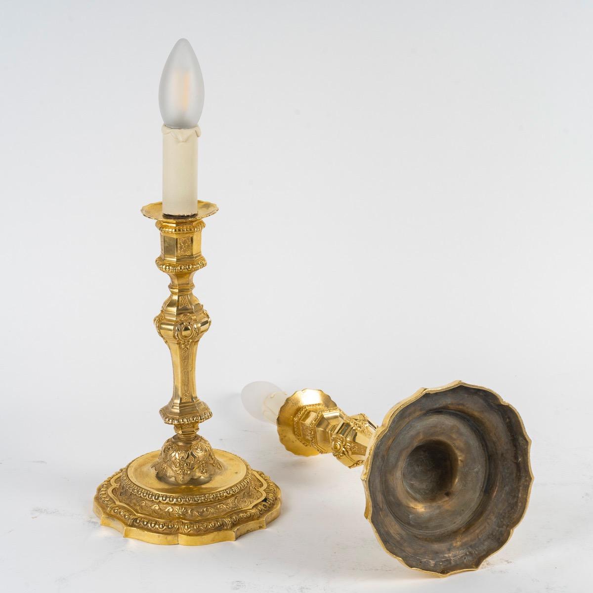 Fine XIX secolo Coppia di candelabri francesi del XIX secolo in stile Regence con ormolatura in vendita