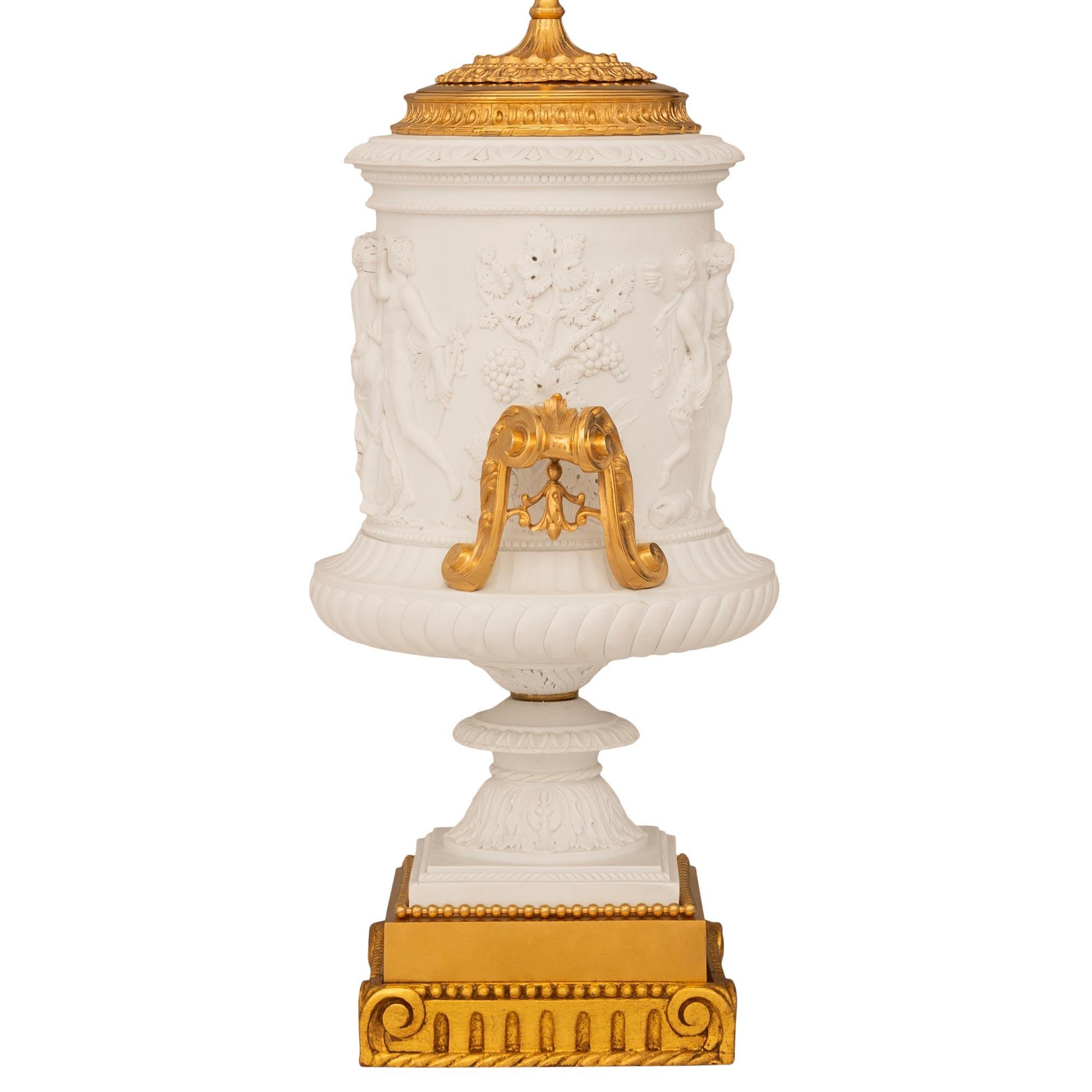 Français Paire de lampes en porcelaine de St. Bisque datant de la Renaissance du 19ème siècle en vente
