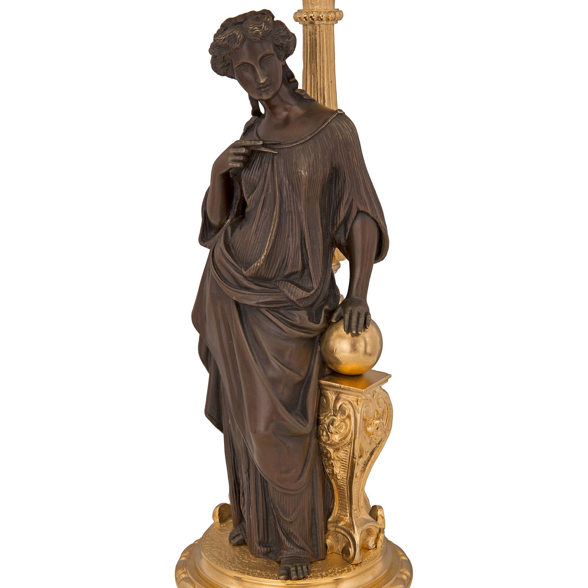 Paire de candélabres de style Renaissance française XIXe siècle en bronze et bronze doré en vente 2