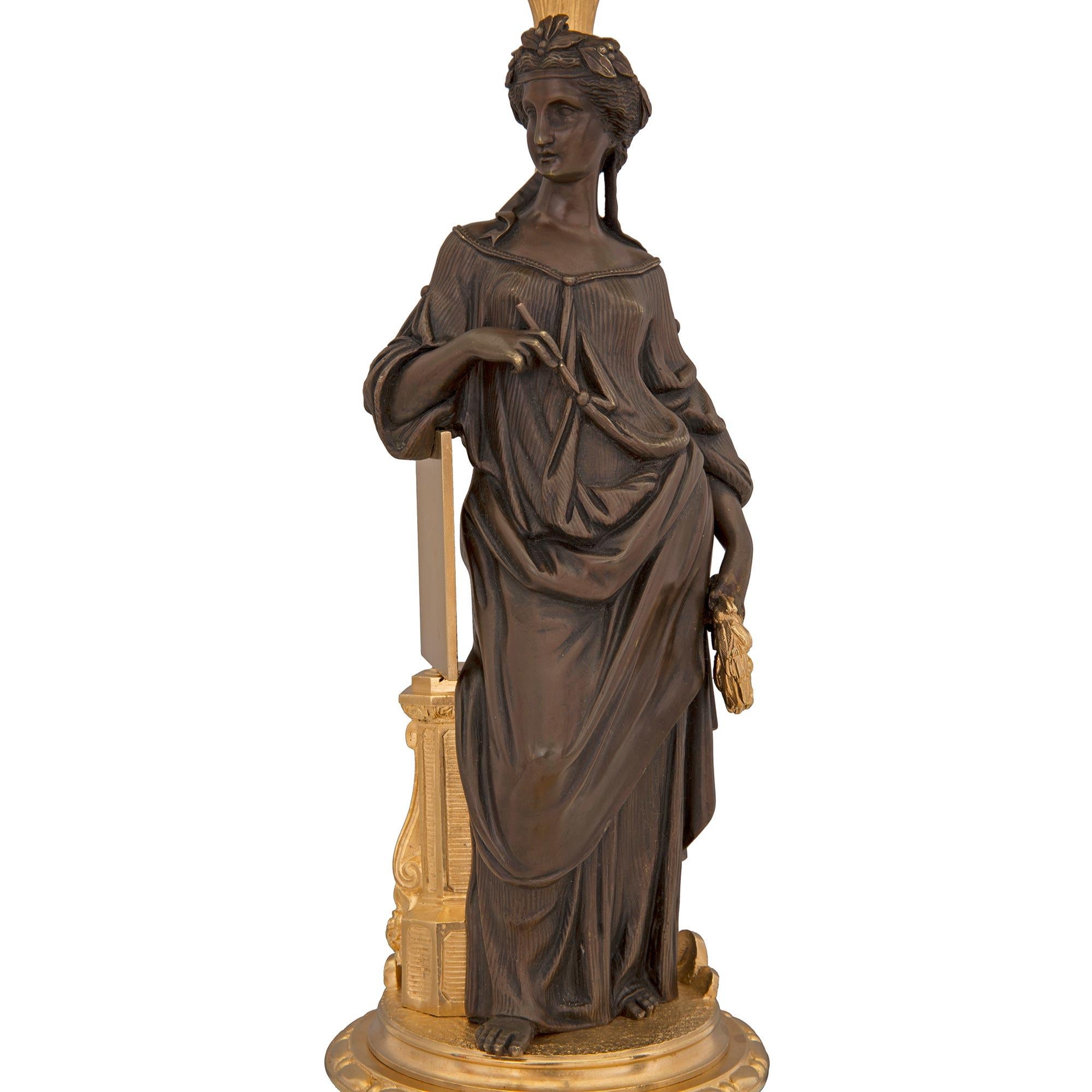 Coppia di lampade a candelabro rinascimentali francesi del XIX secolo in bronzo e Ormolu in vendita 2