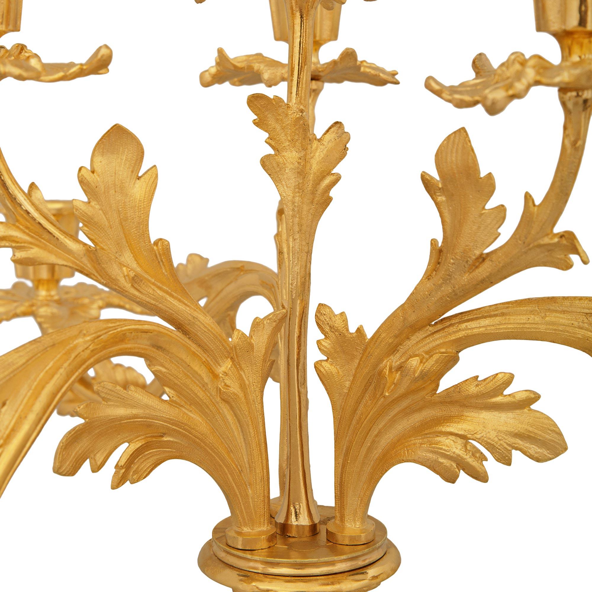 Pareja de candelabros franceses del siglo XIX, estilo renacentista, de bronce y ormolu Francés en venta