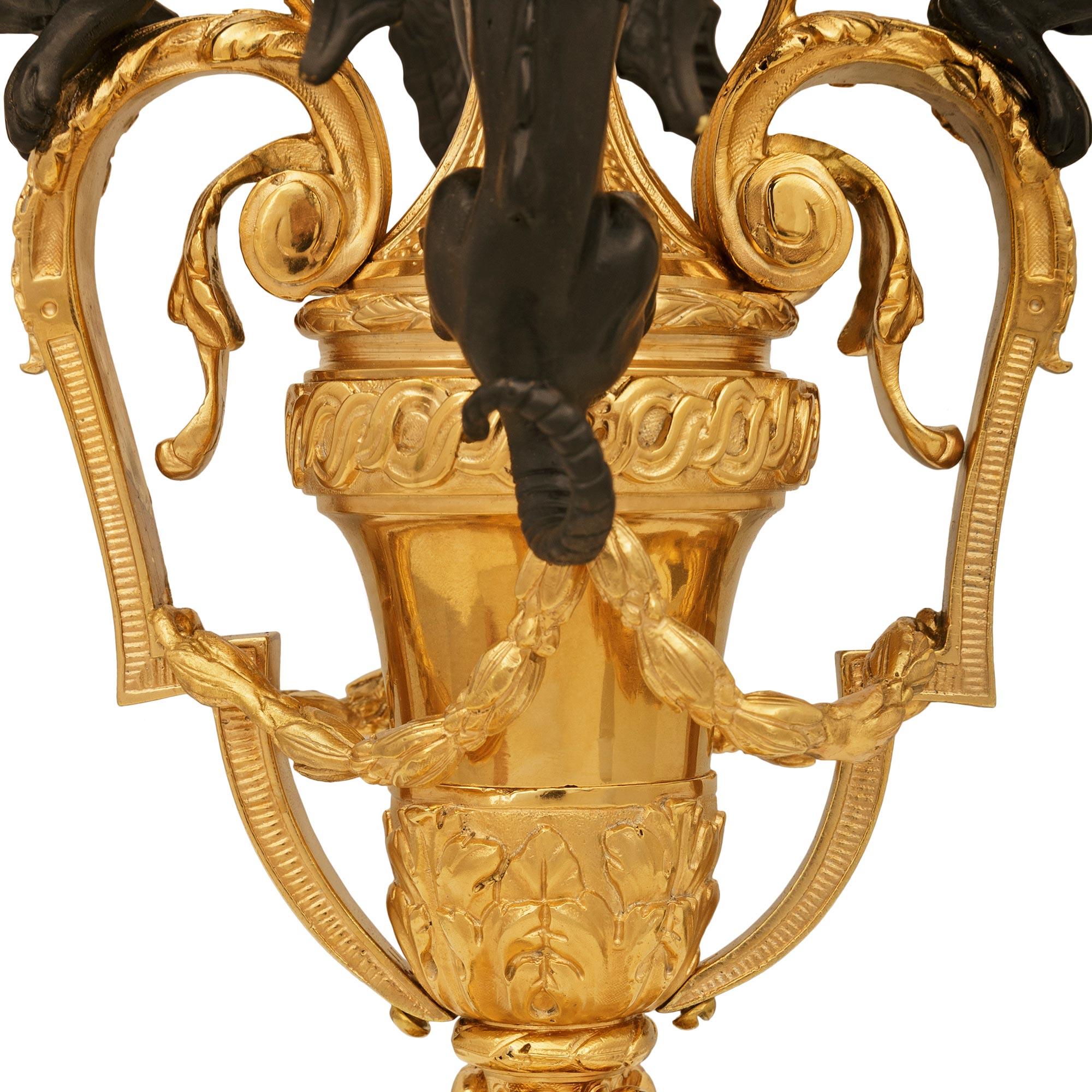 coppia di candelabri rinascimentali francesi del XIX secolo in bronzo e Ormolu in vendita 2